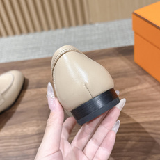 HERMES 爱马仕春夏新款 极简设计显瘦H扣乐福鞋 像一座极简主义的建筑杰作——每一根线条都有存在的理由,没有多余的装 HERMES 爱马仕春夏新款 极简设计显瘦H扣乐福鞋 像一座极简主义的建筑杰作——每一根线条都有存在的理由,没有多余的装