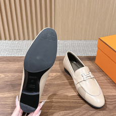 HERMES 爱马仕春夏新款 极简设计显瘦H扣乐福鞋 像一座极简主义的建筑杰作——每一根线条都有存在的理由,没有多余的装 HERMES 爱马仕春夏新款 极简设计显瘦H扣乐福鞋 像一座极简主义的建筑杰作——每一根线条都有存在的理由,没有多余的装