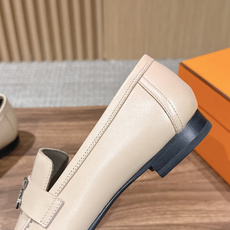 HERMES 爱马仕春夏新款 极简设计显瘦H扣乐福鞋 像一座极简主义的建筑杰作——每一根线条都有存在的理由,没有多余的装 HERMES 爱马仕春夏新款 极简设计显瘦H扣乐福鞋 像一座极简主义的建筑杰作——每一根线条都有存在的理由,没有多余的装