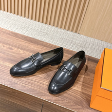 HERMES 爱马仕春夏新款 极简设计显瘦H扣乐福鞋 像一座极简主义的建筑杰作——每一根线条都有存在的理由,没有多余的装 HERMES 爱马仕春夏新款 极简设计显瘦H扣乐福鞋 像一座极简主义的建筑杰作——每一根线条都有存在的理由,没有多余的装
