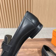 HERMES 爱马仕春夏新款 极简设计显瘦H扣乐福鞋 像一座极简主义的建筑杰作——每一根线条都有存在的理由,没有多余的装 HERMES 爱马仕春夏新款 极简设计显瘦H扣乐福鞋 像一座极简主义的建筑杰作——每一根线条都有存在的理由,没有多余的装