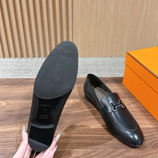 HERMES 爱马仕春夏新款 极简设计显瘦H扣乐福鞋 像一座极简主义的建筑杰作——每一根线条都有存在的理由,没有多余的装 HERMES 爱马仕春夏新款 极简设计显瘦H扣乐福鞋 像一座极简主义的建筑杰作——每一根线条都有存在的理由,没有多余的装