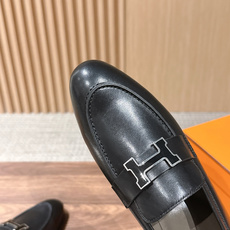 HERMES 爱马仕春夏新款 极简设计显瘦H扣乐福鞋 像一座极简主义的建筑杰作——每一根线条都有存在的理由,没有多余的装 HERMES 爱马仕春夏新款 极简设计显瘦H扣乐福鞋 像一座极简主义的建筑杰作——每一根线条都有存在的理由,没有多余的装