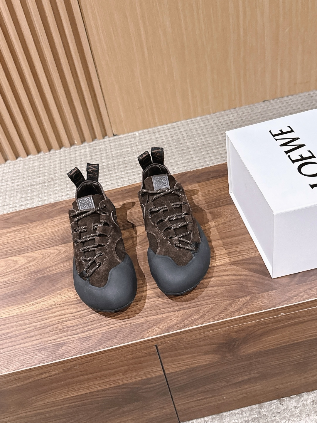 NO:784248,Purchasing-grade Loewe Flow Runner series rock climbing style sports shoes and casual shoes adopt the round toe and all-covered rubber toe design of professional rock climbing shoes, which combines a retro outdoor feel with modern minimalist aesthetics and are highly recognizable. It is paired with a matte rubber toe and heel to create a collision of softness and toughness in texture, which not only ensures breathability but also enhances durability.  Black, red, dark brown and other colors have a retro atmosphere. They can be paired with jeans and overalls to create a relaxed outdoor casual feel. They can also be mixed with dresses and suits to create a 'sweet-cool balance' look. The shoe shape fits the foot and is suitable for daily commuting and short trips. It is a 'lazy shoe' that takes into account both appearance and practicality. The upper is cow suede and the lining is sheepskin. The outsole is an original molded outsole.  size 35-40 (customized size 40 is non-returnable), casual shoes/sports shoes, loewe, loewe, sneakers, skirts, jeans, business suit, sheepskin19860909代购级 Loewe Flow Runner 罗意威系列攀岩风运动鞋休闲鞋 采用专业攀岩鞋的圆润鞋头、全包橡胶鞋头设计,兼具复古户外感与现代极简美学,辨识度极高.搭配哑光橡胶鞋头与鞋跟,在质感上形成柔软与坚韧的碰撞,既保证了透气性,又增强了耐用性. 黑、红、深棕等配色自带复古氛围,搭配牛仔裤、工装裤能打造松弛的户外休闲感,也能与连衣裙、西装混搭出“甜酷平衡”的造型.鞋型贴合脚面,日常通勤、短途旅行都能胜任,是兼顾颜值与实用性的“懒人鞋”. 鞋面牛反绒 内里羊皮 大底原版开模大底 size35-40码（40码定制不退换）,休闲鞋/运动鞋,loewe,loewe,sneakers,skirts,jeans,business suit,sheepskin,Women's Shoes