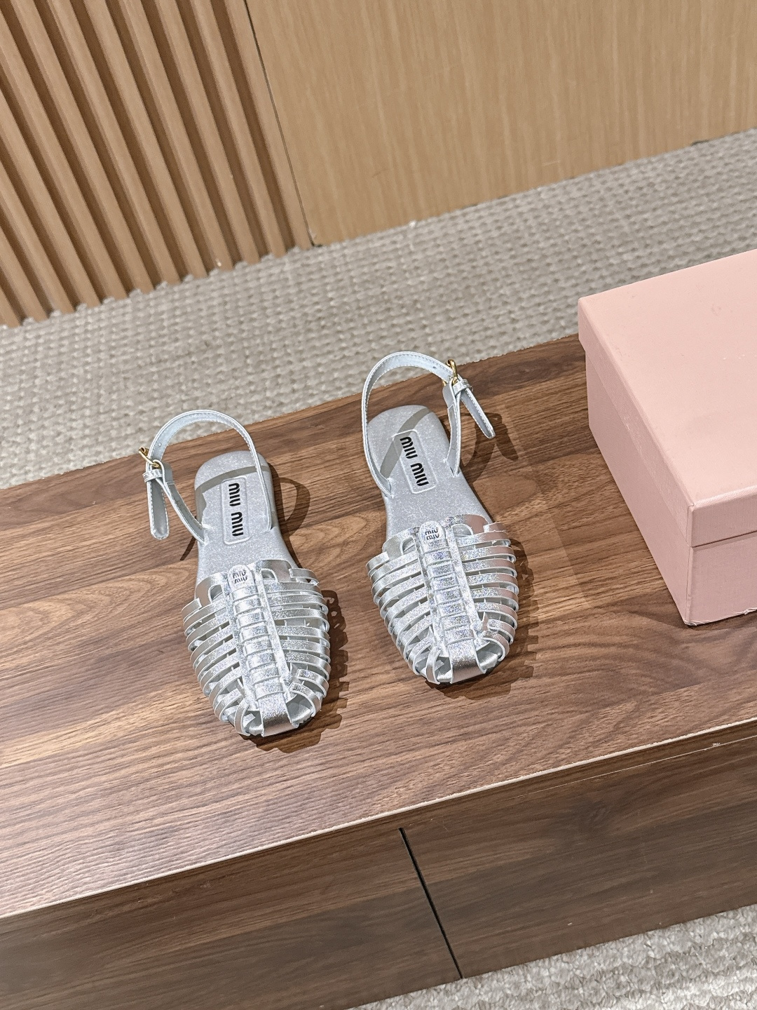 NO:784249,The top version of Miu Miu Miu Miu's new cage-woven back strap flat Roman sandals. Inspired by retro fisherman shoes, it reshapes Miu Miu's iconic girliness and retro aesthetics to create a must-have shoe for the spring and summer of 2026. The upper is made of fine sheepskin, and the hand-woven cage hollow structure is both breathable and stylish. The brand's gold logo is embossed on the toe, which low-key highlights the luxury status.  Size35-39 (customized at 40.41), sandals, miumiu, sandals, espadrilles, sheepskin19860909顶级版本 Miu Miu 缪缪新款笼式编织后绊带平底罗马凉鞋 以复古渔夫鞋为灵感,重塑Miu Miu标志性少女感与复古美学,打造2026春夏必入鞋履.甄选细腻羊皮打造鞋面,手工编织的笼式镂空结构,兼具透气感与造型感,鞋头压印品牌金色徽标,低调彰显奢华身份 Size35-39（40.41定做）,凉鞋,miumiu,sandals,espadrilles,sheepskin,Women's Shoes