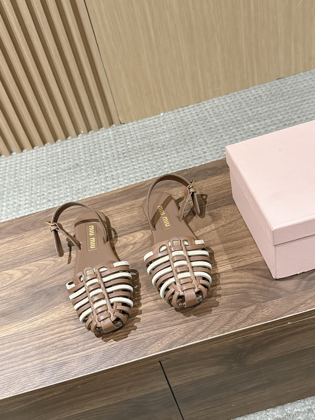 NO:784255,The top version of Miu Miu Miu Miu's new cage-woven back strap flat Roman sandals. Inspired by retro fisherman shoes, it reshapes Miu Miu's iconic girliness and retro aesthetics to create a must-have shoe for the spring and summer of 2026. The upper is made of fine sheepskin, and the hand-woven cage hollow structure is both breathable and stylish. The brand's gold logo is embossed on the toe, which low-key highlights the luxury status.  Size35-39 (customized at 40.41), sandals, miumiu, sandals, espadrilles, sheepskin19860909顶级版本 Miu Miu 缪缪新款笼式编织后绊带平底罗马凉鞋 以复古渔夫鞋为灵感,重塑Miu Miu标志性少女感与复古美学,打造2026春夏必入鞋履.甄选细腻羊皮打造鞋面,手工编织的笼式镂空结构,兼具透气感与造型感,鞋头压印品牌金色徽标,低调彰显奢华身份 Size35-39（40.41定做）,凉鞋,miumiu,sandals,espadrilles,sheepskin,Women's Shoes