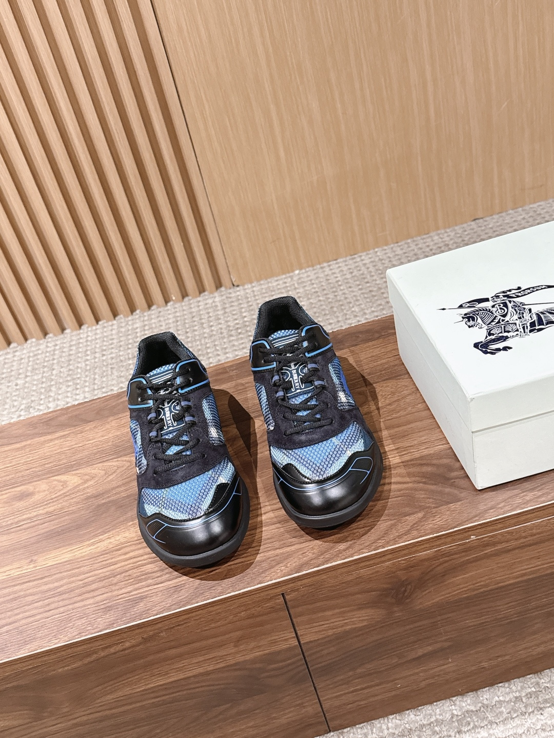 NO:780223,[Made in Guangzhou] BURBBREY new plaid Matrix energetic men's sneakers. These sneakers are made of multi-color and multi-material splicing. They are made of suede cowhide and iconic plaid mesh panels. They are inspired by sports style design. The outside is embellished with the equestrian knight logo, which echoes the tongue. It is equipped with a lightweight rubber sole and is embellished with the brand equestrian knight logo. The fabric lining is equipped with embossed logo logo cowhide feet, making the upper foot comfortable and breathable!  Comes with original box, complete set of packaging, dust bag, information card, etc.!  Size 38/39/40/41/42/43/44/45 (38/45 non-returnable), casual shoes/sports shoes, burberry, burberry, sneakers, cowhide19860909【莞产】BURBBREY 巴宝莉新款格纹Matrix活力男士运动鞋 这款运动鞋多色多材质拼接,选用绒面牛皮和标志性格纹网眼裁片打造,灵感源自运动风设计,外侧点缀马术骑士徽标,与鞋舌相呼应,搭配轻盈橡胶鞋底并点缀品牌马术骑士徽标,织物内里配以压纹标识logo徽标牛皮垫脚,上脚舒适透气！配原盒全套包装防尘袋资料卡等！ 尺码38/39/40/41/42/43/44/45（38/45不退换）,休闲鞋/运动鞋,burberry,burberry,sneakers,cowhide,Women's Shoes