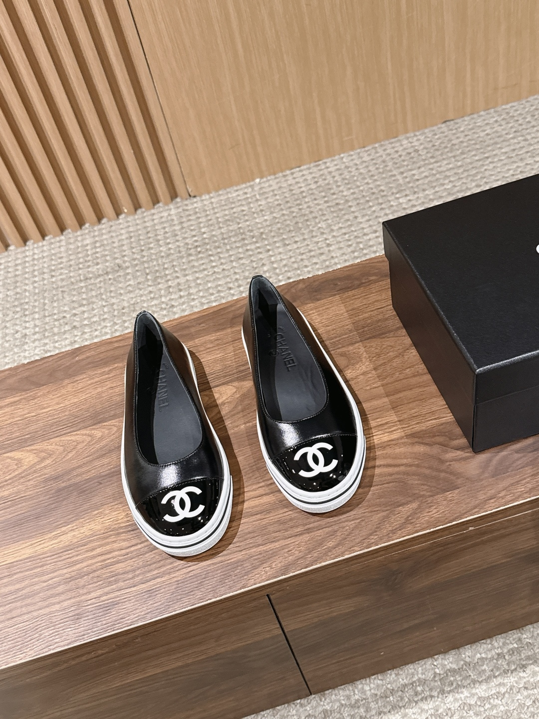 NO:780210,[Made in Guan] CHANEL Chanel Early Spring 26P Series Slip-on Shoes The finale of Xiaoxiang’s Early Spring 26P series, the most classic white base and black panda color scheme returns!  !  !  There is no redundant color accumulation, pure black and white contrast, clean color block division, and comes with a retro filter ~ Small fragrant sheep oil leather upper, imported mixed sheepskin lining, rubber sole, vulcanized outsole with stitching!  Size 35/36/37/38/39/40 (40 non-returnable), single shoes, chanel, chanel, sheepskin19860909【莞产】CHANEL香奈儿早春26P系列一脚蹬单鞋 小香早春26P系列压轴之作 ,最经典的白底黑面熊猫配色重磅回归！！！没有多余色彩堆砌,纯粹的黑白撞色 干净利落的色块分割,自带复古滤镜～ 鞋面小香羊油皮 内里进口混种羊皮 鞋底橡胶车线硫化大底！ 尺码35/36/37/38/39/40（40不退换）,单鞋,chanel,chanel,sheepskin,Women's Shoes