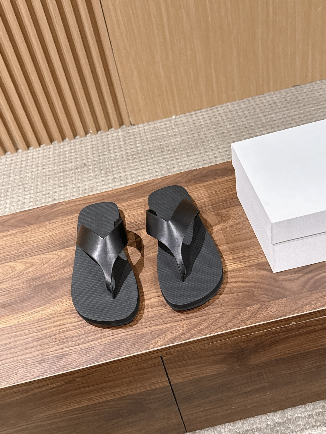 NO:780206,[Made in Guan] The Row’s new beach flip-flops are a must-have item in the hot summer!  The flip-flops with a bare-feeling feel and multi-functionality make their debut, making every step of your step effortless. This beach flip-flop is really versatile. Don’t underestimate it. It is inconspicuous and can be worn at home or when going out. It has a high-end and lazy atmosphere. It is so good that you must buy it. It is a must-have item in summer. It looks good in black and white. It whitens your feet and makes your feet look whiter and more charming.  The position where the feet are held is soft and comfortable, and it does not rub your feet. It feels soft but has toughness. It is comfortable on your feet without rubbing your feet. It is light and stiff. The design of the foot bed and outsole is very thoughtful!  They are equipped with exquisite textured massage particles. These particles are not only beautiful and elegant, but more importantly, they play an anti-slip and comfortable role. They are clearly visible, concave and convex, and have a strong three-dimensional effect. The more you massage the particles, the more difficult it is to make the texture. Because the fine massage particles require more fine workmanship, defects will appear if you are not careful. It is definitely not comparable to those light and non-dimensional wavy points on the market.  The sole is made of high-elastic, high-density, environmentally friendly, lightweight rubber foam composite sole, not the stiff Eva material on the market!  Odorless, ultra-environmentally friendly, comfortable and wearable, it is greatly improved!  Different degrees of polka dot design at your own expense make the shoes look more fashionable and stylish. They have strong grip, are super non-slip and wear-resistant, and have a slightly elastic feel on the feet. They are comfortable to walk without tiring your feet, and they are also very light!  When you don’t know what shoes to wear, this is the right choice!  The upper is made of imported calfskin, which is not comparable to the stock leather in the market. The quality of the oil edge process is even more important. The interior is imported mixed sheepskin. Outsole: The sole is made of high-elastic, high-density, environmentally friendly, lightweight rubber foam combination sole, not the blunt Eva material in the market (in line with foreign environmental protection standards, without any pungent smell!) Size 35/36/37/38/39/40, split-toe shoes, cowhide, sheepskin19860909【莞产】The Row 新款沙滩人字拖 夏日炎炎,必备神器来啦！裸感夹脚、多功能兼备的人字拖闪亮登场,让你的每一步都轻松自在 这款沙滩拖真的很百搭,别小看它不起眼随便居家、出门穿它都有股高级懒惰气息的感觉,实在太好穿了必须入手,夏天必备神器,黑白色都很好看上脚显白让你的双脚看起来更加白嫩迷人. 夹脚位置柔软舒适,不磨脚摸起来软软的,但又有韧劲,上脚既舒适又不会磨脚,既轻盈又挺括 脚床和大底的设计可是别有一番心思呢！它们配有精致的纹理感按摩颗粒,这些颗粒不仅美观大方,更重要的是起到了防滑和舒适作用,清晰可见,凹凸有致,立体感超级强, 越按摩颗粒的纹理其实越难做.因为细小的按摩颗粒,要求工艺更加精细,稍有不慎就会出现瑕疵.绝对不是市面上那些淡淡的、没什么立体感的波点能比的. 鞋底采用高弹高密度环保轻质橡胶发泡组合底,不是市场那种生硬的Eva材质哦！无臭味、超环保、舒适性实穿性都大大提升！ 自费不同程度的波点设计,让鞋子看起来更加时尚有型.抓地性强、超级防滑耐磨,脚感略带弹性,走路舒适不累脚,还特别轻盈！ 当你不知道穿什么鞋的时候,选它准没错！ 鞋面进口小牛皮 ,不是市场通货的库存皮能够相比的,油边工艺好坏技术更是重要内里进口混种羊皮 大底:鞋底采用高弹高密度环保轻质橡胶发泡组合底, 不是市场那种生硬的Eva材质（符合国外环保标准,无任何刺鼻气味！） 尺码35/36/37/38/39/40,分趾鞋,cowhide,sheepskin,Women's Shoes