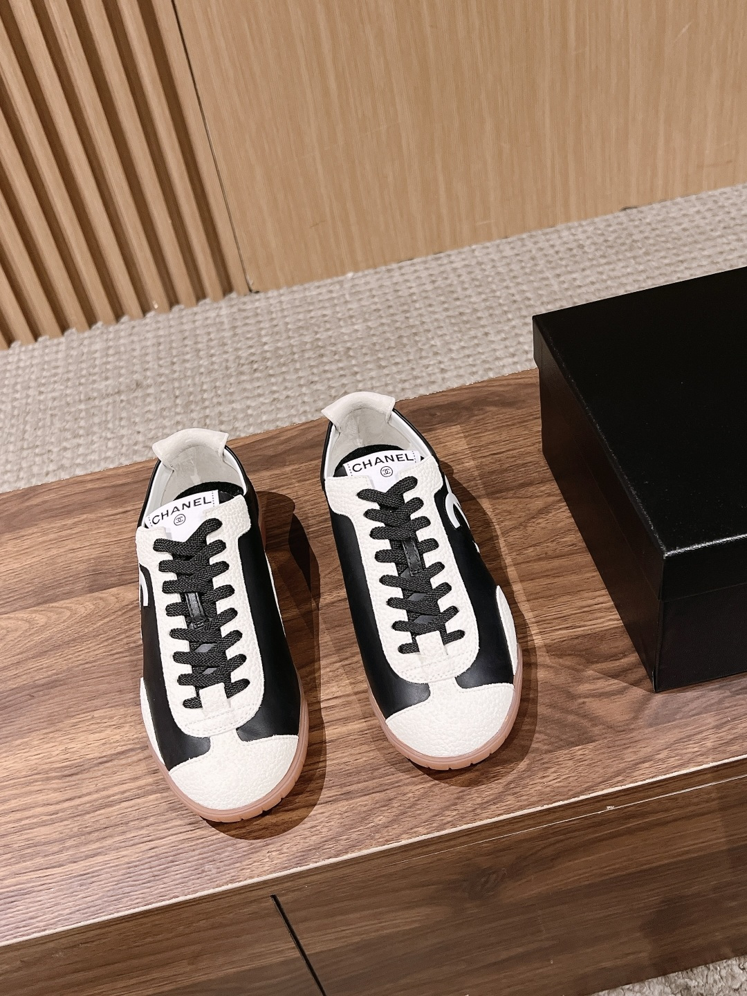 NO:784214,Purchasing agent [upgraded version] CHANEL Chanel's new retro moral training shoes, sports shoes and casual shoes in early spring. The embroidery on the side of the shoe is a low-key but highly recognizable brand symbol, and the details highlight the luxurious texture. It uses a natural rubber outsole, which is non-slip and wear-resistant and has a retro matte texture. The built-in cushioning layer takes into account both styling and walking comfort.  Combining Chanel's classic aesthetics and retro sports style, it is the core item to create 'old money style' and 'intellectual style'. Whether it is daily commuting, afternoon tea dates or short trips, these shoes can be easily controlled. They are 'universal shoes' that have both good looks and practicality. Size35-39 (40 customizations are non-refundable), casual shoes/sports shoes, chanel, chanel, sneakers19860909代购级【升级版】CHANEL 香奈儿早春新款复古德训鞋运动鞋休闲鞋 鞋身侧面的刺绣,是低调却极具辨识度的品牌符号,细节处彰显奢华质感.采用天然生胶大底,防滑耐磨且自带复古哑光质感,内置缓震层兼顾了造型感与行走舒适度. 融合了香奈儿的经典美学与复古运动风,是打造“老钱风”“知识分子风”的核心单品.无论是日常通勤、下午茶约会还是短途旅行,这几款鞋都能轻松驾驭,是兼具颜值与实用性的“万能鞋款”. Size35-39（40定制不退换）,休闲鞋/运动鞋,chanel,chanel,sneakers,Women's Shoes