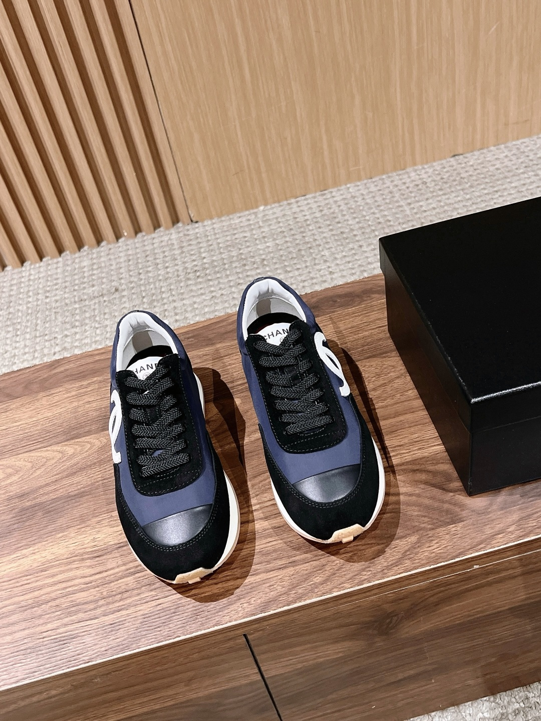 NO:784224,Purchasing-grade CHANEL Chanel's new spring and summer fashionable casual sneakers bring Chanel's elegance into every step of daily life. The classic double C Logo is hidden on the upper, and the silhouette of retro running shoes collides with modernity. Suede and mesh are spliced, taking into account both comfort and texture. The low saturated tones of black and white gray are effortless fashionable. Commuting, shopping, weekend outings... A pair can be used in all casual scenes, and it is a versatile style that is 'more and more durable' in the shoe cabinet.  The silhouette of retro running shoes balances sportiness and sophistication. The splicing of suede and mesh is a dialogue between material and texture. The low-saturated tones allow a sense of high-end to be integrated into every daily moment. There is no need to follow the trend. This pair of shoes itself is a classic. Mesh/cowhide upper, sheepskin lining, outsole, original molded outsole, increased by 2cm  size35-39 (40 size customization is non-returnable), casual shoes/sports shoes, chanel, chanel, sneakers, cowhide, sheepskin, chamois leather19860909代购级 CHANEL香奈儿春夏新款时尚休闲运动鞋 把香奈儿的优雅,踩进日常的每一步,经典双C Logo 藏在鞋面,复古跑鞋轮廓碰撞现代感,麂皮与网布拼接,兼顾舒适与质感.黑白灰的低饱和色调,是不费力的时髦感 通勤、逛街、周末出游… 一双hold住所有休闲场景,是鞋柜里「越穿越耐看」的百搭款. 复古跑鞋轮廓,平衡了运动感与精致感,麂皮与网布的拼接,是材质与质感的对话,低饱和色调,让高级感融入每一个日常瞬间,不用追赶潮流,这双鞋本身就是经典. 鞋面网布/牛皮 内里羊皮 大底原版开模大底 增高2cm size35-39（40码定制不退换）,休闲鞋/运动鞋,chanel,chanel,sneakers,cowhide,sheepskin,chamois leather,Women's Shoes