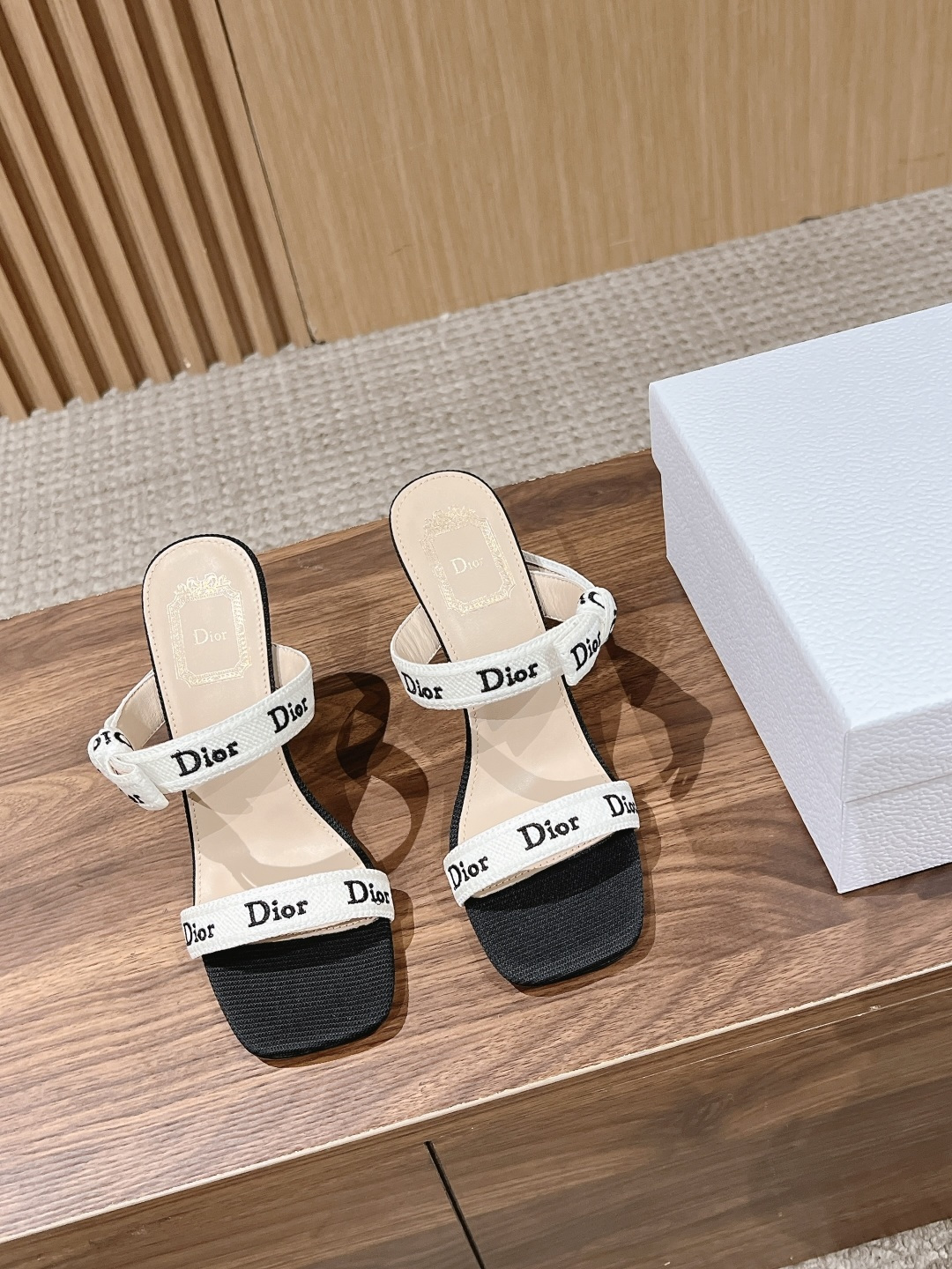 NO:783837,Christian Dior's new early spring letter-strap double-height high heels. Real fashion is the refinement and elegance engraved in the details. This pair of letter-strap sandals, with the classic brand logo and smooth design, perfectly interprets the relaxed feeling of French light luxury, giving every step a sense of socialite aura. The square-toe shoes are neat and elegant, accurately modifying the foot shape, visually elongating the leg line, and easily wearing superior proportions. Even basic styles can instantly enhance the sophistication.  It is not only a pair of shoes, but also an exquisite attitude towards life. It is a classic style in the shoe cabinet that will never go out of style and can always hold up the scene. Embroidered upper fabric, sheepskin lining, outsole, Italian leather outsole, heel height 10cm, Size 35-42 (40/41/42 sizes are customized and non-returnable), slippers, ballet shoes, dior, dior, high heels, slippers, sheepskin, Leather soles19860909Christian Dior 迪奥早春新款字母绑带双高度高跟鞋 真正的时尚,是刻在细节里的精致与优雅.这双字母绑带凉拖,用经典的品牌标识与流畅设计,完美诠释了法式轻奢的松弛感,让每一步都自带名媛气场.方头鞋型利落大气,精准修饰脚型,视觉上拉长腿部线条,轻松穿出优越比例,哪怕是基础款穿搭,也能瞬间提升精致度. 它不只是一双鞋,更是一种精致的生活态度,是鞋柜里永远不会过时、永远能撑起场面的经典款. 鞋面刺绣面料 内里羊皮 大底意大利真皮大底 跟高10cm Size35-42码（40/41/42码定制不退换）,拖鞋芭蕾舞鞋,dior,dior,high heels,slippers,sheepskin,Leather soles,Women's Shoes