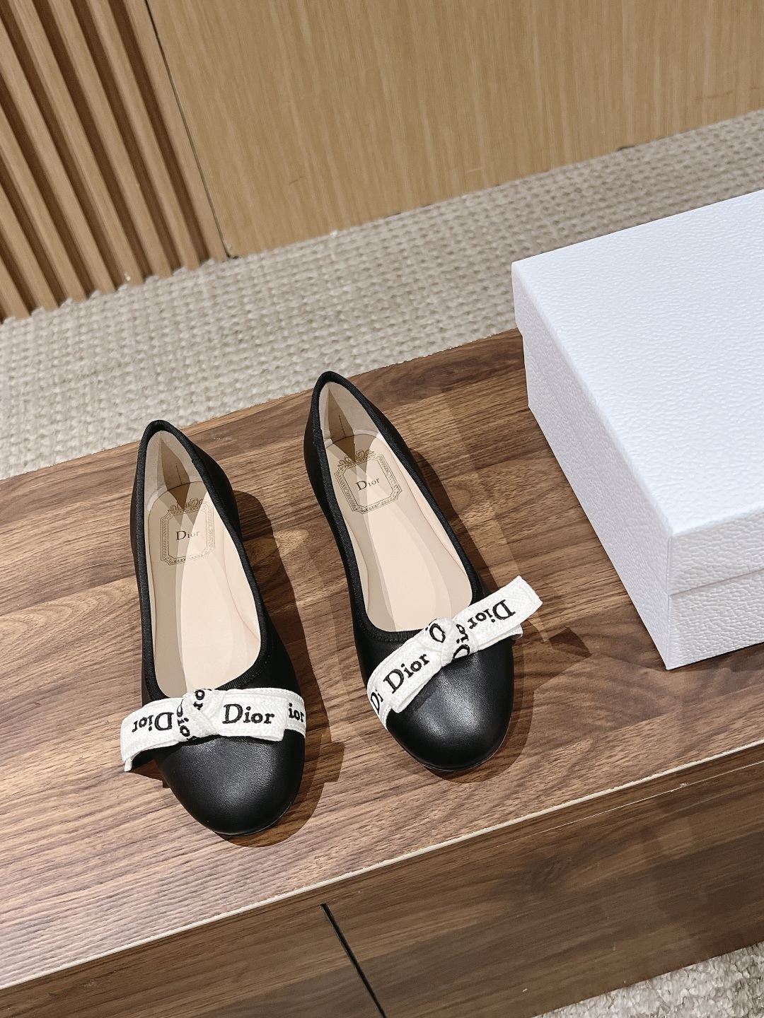 NO:783852,CHRISTIAN DIOR Dior early spring new bow shoes  Dior style bow ballet flats｜Elegant and timeless, classic ballet shoe shape + iconic letter bow, French elegant full pull, soft bottom round toe design, comfortable on the feet without crowding the feet, long-term wear without burden, 2 colors cover all styles, haze blue and gentle atmosphere, classic black is versatile, commuting, dating, going out, commuting, one pair can handle all scenes, appearance and comfort are both online, a timeless classic in the shoe cabinet.  It won't tire your feet after being worn for a long time. It is a versatile shoe in your wardrobe!  Both gentle sisters and sweet and cool girls can control it, and they can walk without stepping on thunder with eyes closed. Cashmere upper, sheepskin lining, Italian genuine leather outsole, sizes 35-42 (40/41/42 sizes are customized and non-returnable), slippers, ballet shoes, dior, dior, flats, slippers, sheepskin, Leather soles19860909CHRISTIAN DIOR 迪奥早春新款蝴蝶结单鞋 Dior风蝴蝶结芭蕾平底鞋｜优雅永不过时,经典芭蕾鞋型+标志性字母蝴蝶结,法式优雅拉满,软底圆头设计,上脚舒适不挤脚,久穿无负担,2种配色承包所有风格雾霾蓝温柔氛围感,经典黑百搭不出错,通勤、约会、出街、通勤,一双搞定所有场景,颜值与舒适感双在线,鞋柜里的永恒经典. 久穿也不累脚,完全是鞋柜里的百搭王！温柔姐姐/甜酷女孩都能驾驭,闭眼入不踩雷. 鞋面羊绒 内里羊皮 大底意大利真皮大底 size35-42码（40/41/42码定制不退换）,拖鞋芭蕾舞鞋,dior,dior,flats,slippers,sheepskin,Leather soles,Women's Shoes