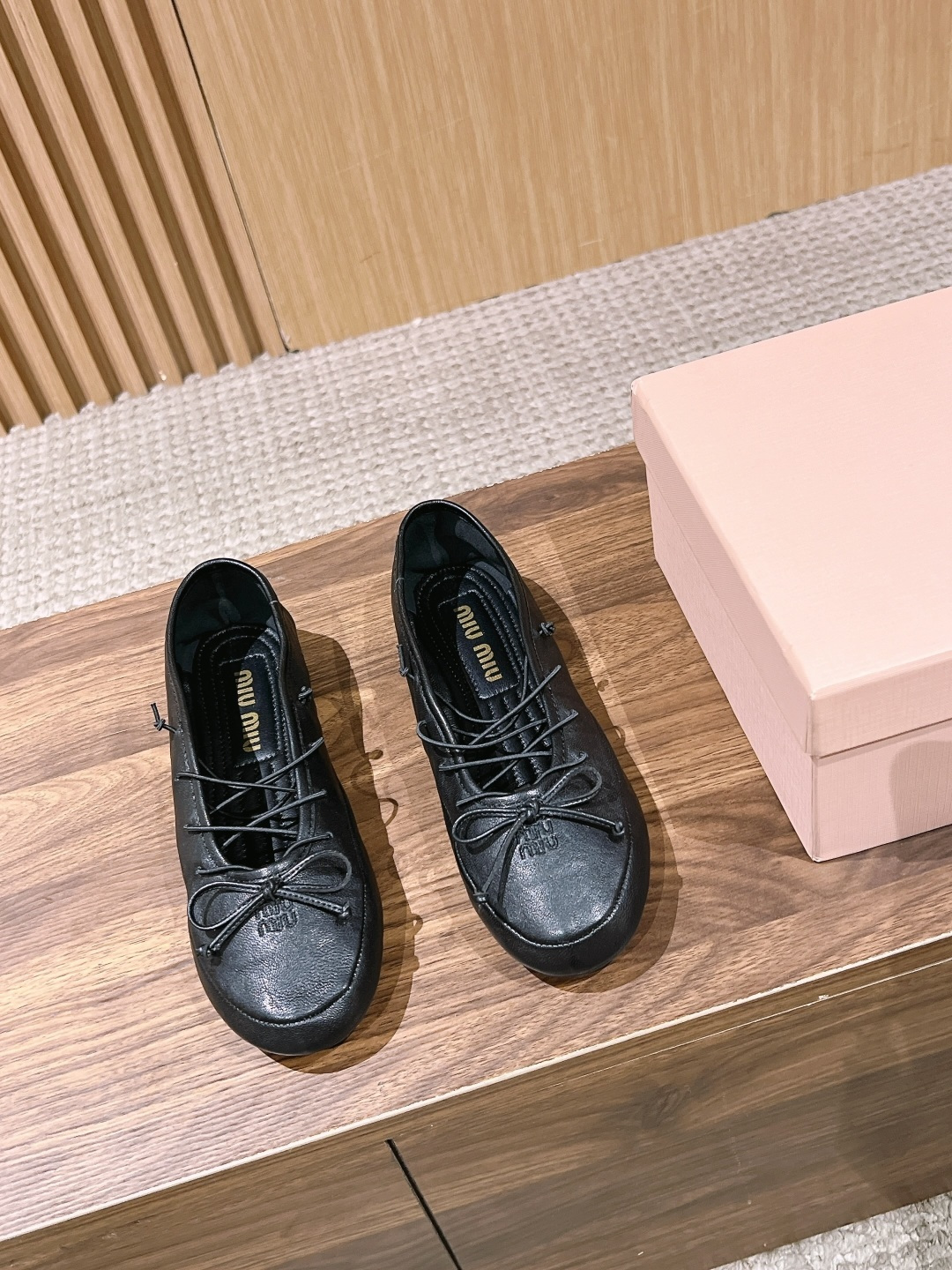 NO:783894,MiuMiu Miu Miu 26ss new spring and summer flat bottom bow strap ballet shoes Miu Miu ballet shoes are fashionable and outrageous!  These ballet shoes are truly amazing!  Miu Miu's feminine temperament is perfectly combined in these ballet flats. The shoes are equipped with elastic laces and same-color embroidery, which combine elegance and daily practicality. They are extremely soft and comfortable on the feet, so you can walk around for a day without wearing your feet. Retro straps + small bows, gentle and noble. The brown tones are retro and the black tones are cool and cool, and you can wear them with your eyes closed. They look good with bare feet, full of atmosphere, comfort and fashionability, whoever wears them will look better!  Start now to make spring fashion in advance~ The upper is made of original imported sheepskin, the inner lining is sheepskin, and the sole is original custom-made non-slip rubber outsole Size 35-39 (40. Customized, non-refundable), ballet shoes, miumiu, flats, sheepskin19860909MiuMiu 缪缪 26ss春夏新款 平底 蝴蝶结 绑带 芭蕾舞鞋 Miu Miu芭蕾鞋时髦又暴走！这双芭蕾鞋真的封神了！ Miu Miu柔美气质在这些芭蕾平底鞋中完美结合,鞋履配有弹性鞋带和同色刺绣,兼具高雅与日常实用性. 上脚巨软巨舒服,暴走一天都不磨脚.复古绑带+小蝴蝶结,温柔又显贵.棕调复古、黑调酷飒,闭眼入都不亏.配光脚都好看,氛围感拉满,舒适度和时髦感直接拉满,谁穿谁好看！现在入手提前做春日时髦精～ 鞋面采用原版进口羊皮 内里垫脚羊皮 鞋底原版定制防滑橡胶大底 Size35-39（40.定做不退换）,芭蕾舞鞋,miumiu,flats,sheepskin,Women's Shoes