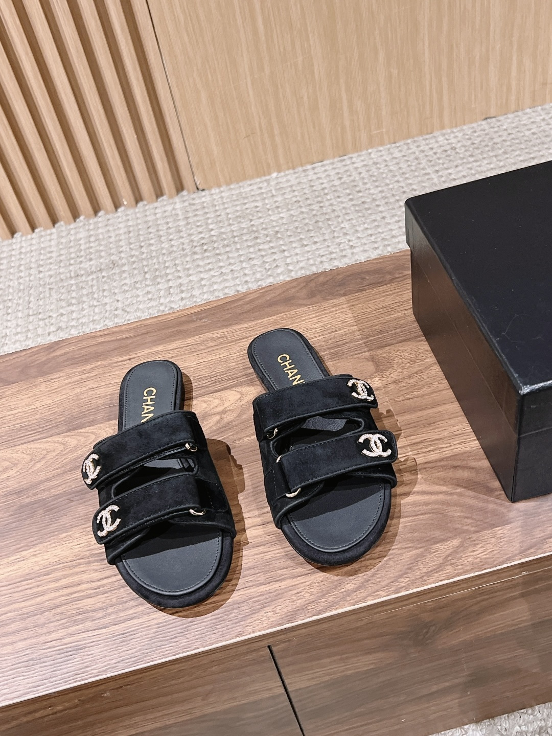 NO:783897,CHANEL Chanel's new double C diamond buckle Velcro slippers are very different from the previous beach slippers, more refined and more delicate~ The double C diamond buckle is super shiny, and the black suede upper is very white~ A very practical pair in summer, with a casual and lazy feeling~ The Velcro can be freely adjusted for tightness, and the wide instep can also be worn to look slimming!  Fabric imported from Italy Sheep suede Lining Italian lambskin lining Hardware Swarovski rhinestone gold-plated double C buckle Outsole Exclusive private model 1:1 Italian leather combination outsole Size35～40, slippers, chanel, chanel, swarovski, slippers, sheepskin, gold plating19860909CHANEL 香奈儿新款双C钻扣魔术贴拖鞋 比以往的沙滩拖有很大的不同,更精致更秀气～ 双C钻扣超级闪,黑色反绒上脚很显白～ 夏季实穿性很高的一双、有种随性的慵懒感～魔术贴可以自由调节松紧,宽脚背也可以穿的很显瘦！ 面料意大利进口羊反毛皮 内里意大利小羊皮内里 五金施华洛世奇水钻镀金双C扣 大底独家私模1:1意大利真皮组合大底 Size35～40,拖鞋,chanel,chanel,swarovski,slippers,sheepskin,gold plating,Women's Shoes