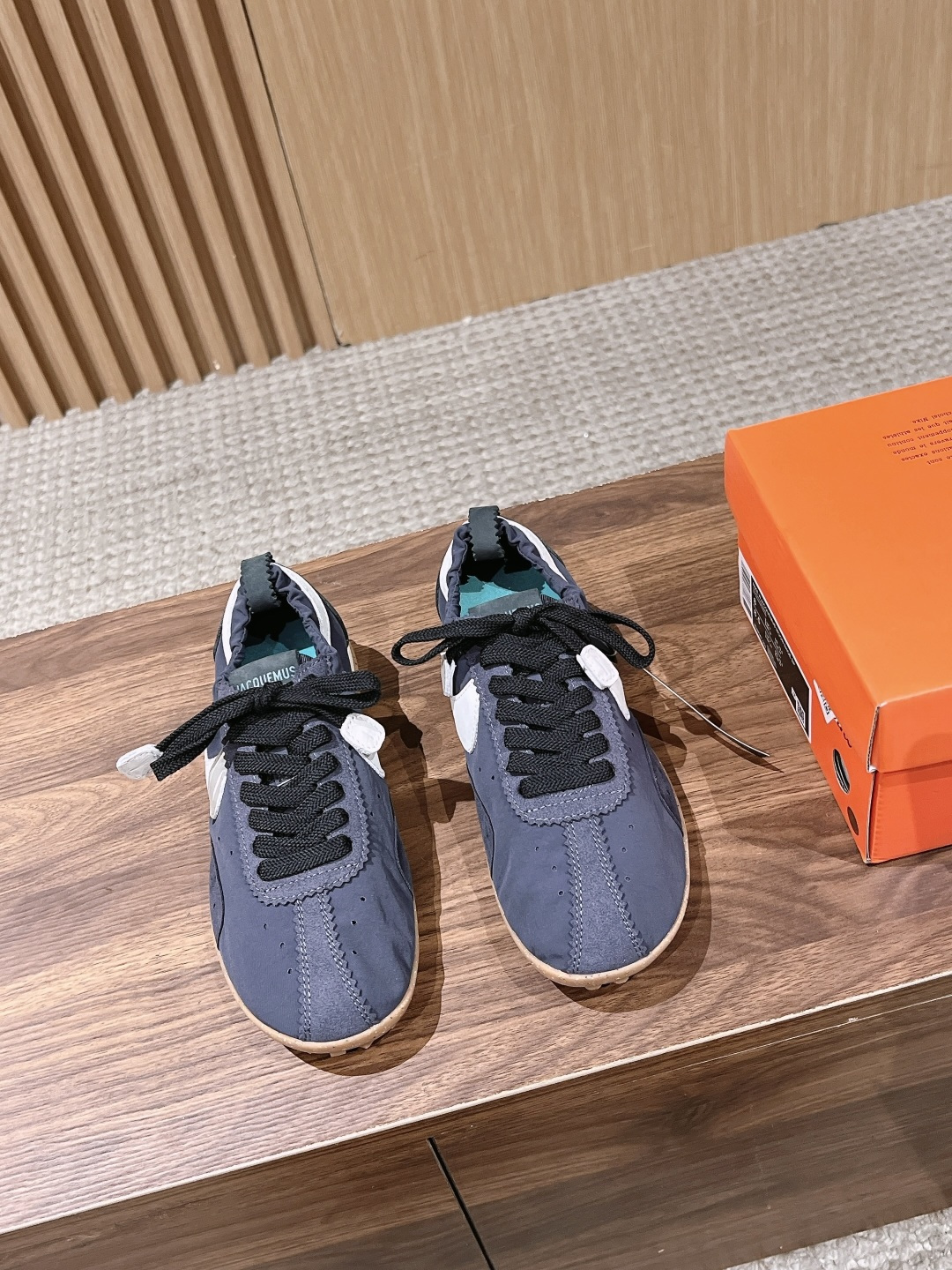 NO:784243,Top version Jacquemus  Size35-40 (40 is custom-made and non-refundable), casual shoes/sports shoes, stuart weitzman, sneakers19860909顶级版本 Jacquemus x Nike Moon Shoe联名款·德训鞋 休闲运动鞋  法国品牌Jacquemus与Nike联名Moon Shoe,灵感来自1972年经典“月球鞋”. 鞋面褶皱尼龙+Swoosh,复古又现代. 华夫格橡胶鞋底,轻便舒适,日常穿搭无压力.配色超优雅,鞋型修长,松紧鞋口穿脱方便,贴合脚型. Size35-40（40定做不退换）,休闲鞋/运动鞋,stuart weitzman,sneakers,Women's Shoes