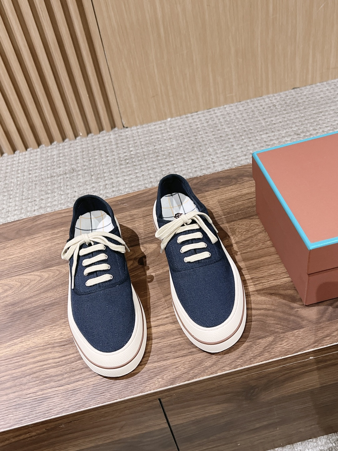 NO:784239,Purchasing agent Loro Piana LP Nantucket Walk sneakers, old money style retro lace-up canvas shoes, leather moral training shoes, versatile casual shoes  The timeless design of the shoe exudes the calmness of a classic nautical style, making it ideal for a relaxed and casual look. Crafted from fine yet tough cotton-blend raw canvas, the texture is light and breathable. The attention-grabbing details include tonal topstitching, vintage silver eyelets, and two pairs of cotton laces, one to match the color of the sole and the other to match the color of the upper, allowing you to switch between them for a variety of styling options. Customized canvas upper  Original open-molded TPU rubber outsole, women's size 35-39 (40 custom-made, non-returnable), casual shoes/sports shoes, loro piana, loro piana, sneakers19860909代购级 Loro Piana 诺悠翩雅 LP Nantucket Walk运动鞋 老钱风复古系带帆布鞋皮面德训鞋 百搭休闲鞋 鞋采用隽永设计,散发经典航海风格的从容气息,是打造轻松休闲造型的理想之选.采用精致而坚韧的棉质混纺原色帆布匠心打造,质地轻盈透气.考究细节经过精心设计同色系明缝线,复古银色鞋眼,以及两副棉质鞋带一套与鞋底配色相呼应,另一套与鞋面色调一致,可随心切换,演绎多样造型选择. 鞋面定制帆布 鞋底原版开模TPU橡胶大底 码数女35-39（40定做不退换）,休闲鞋/运动鞋,loro piana,loro piana,sneakers,Women's Shoes