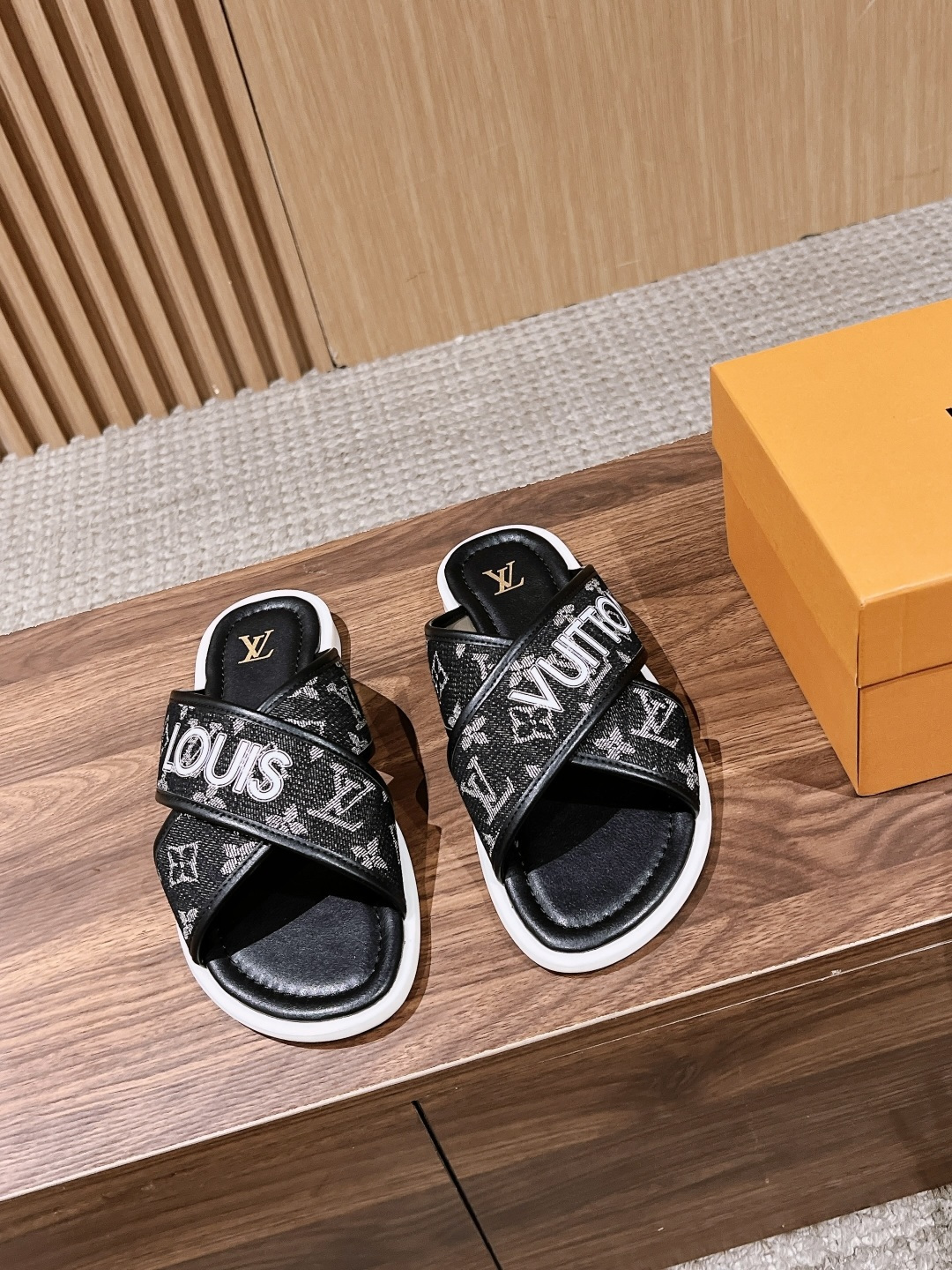NO:783905,LOUIS VUITTON 2026 new summer men's one-line/cross-strap slippers are made of Monogram denim + white leather trim, which is simple and recognizable. The cross-strap design is comfortable and fit, and the insole is printed with the LV logo. The details are perfect. The flat-bottom structure is perfect for daily wear or vacation. It can be easily matched with casual clothes, fashionable and practical!  Size: #39-46 (customized at 45.46), slippers, louis vuitton, louis vuitton, louis vuitton, slippers19860909LOUIS VUITTON 驴牌2026夏季新款男士 一字/交叉带拖鞋 采用Monogram丹宁布+白色皮革饰边,简约又有辨识度.交叉带设计,舒适贴合,鞋垫印有LV标志,细节满分.平底结构,日常穿或度假都超合适,轻松搭配休闲服饰,时尚又实用！ Size: #39-46(45.46订做）,拖鞋,louis vuitton,louis vuitton,louis vuitton,slippers,Women's Shoes