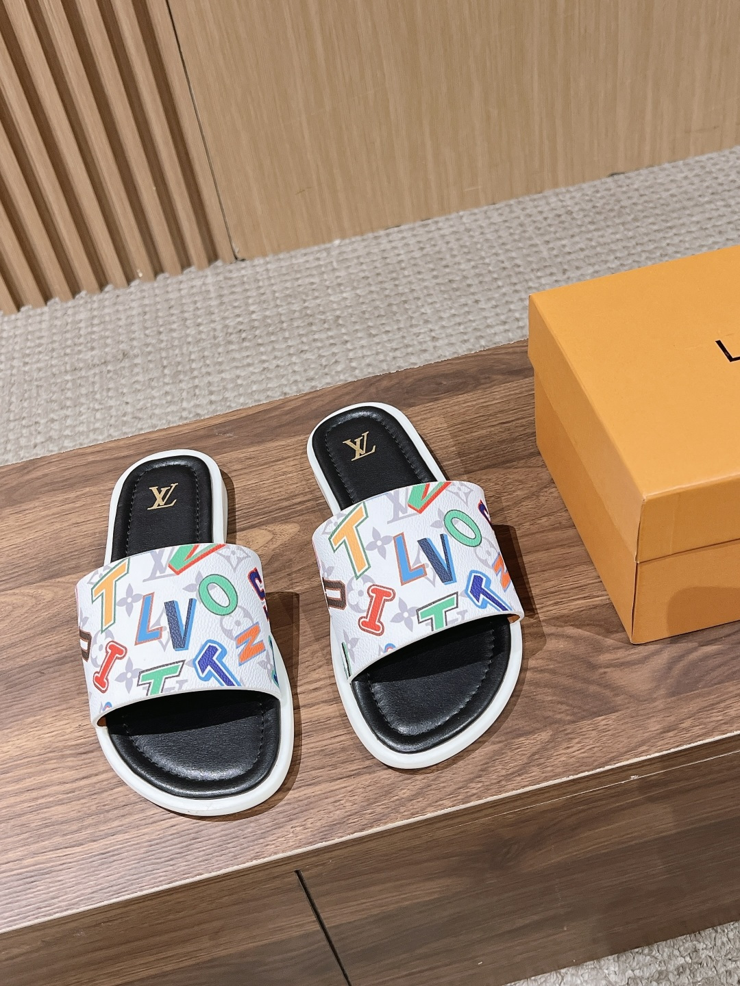 NO:783889,LOUIS VUITTON 2026 new summer men's one-line/cross-strap slippers are made of Monogram denim + white leather trim, which is simple and recognizable. The cross-strap design is comfortable and fit, and the insole is printed with the LV logo. The details are perfect. The flat-bottom structure is perfect for daily wear or vacation. It can be easily matched with casual clothes, fashionable and practical!  Size: #39-46 (customized at 45.46), slippers, louis vuitton, louis vuitton, louis vuitton, slippers19860909LOUIS VUITTON 驴牌2026夏季新款男士 一字/交叉带拖鞋 采用Monogram丹宁布+白色皮革饰边,简约又有辨识度.交叉带设计,舒适贴合,鞋垫印有LV标志,细节满分.平底结构,日常穿或度假都超合适,轻松搭配休闲服饰,时尚又实用！ Size: #39-46(45.46订做）,拖鞋,louis vuitton,louis vuitton,louis vuitton,slippers,Women's Shoes