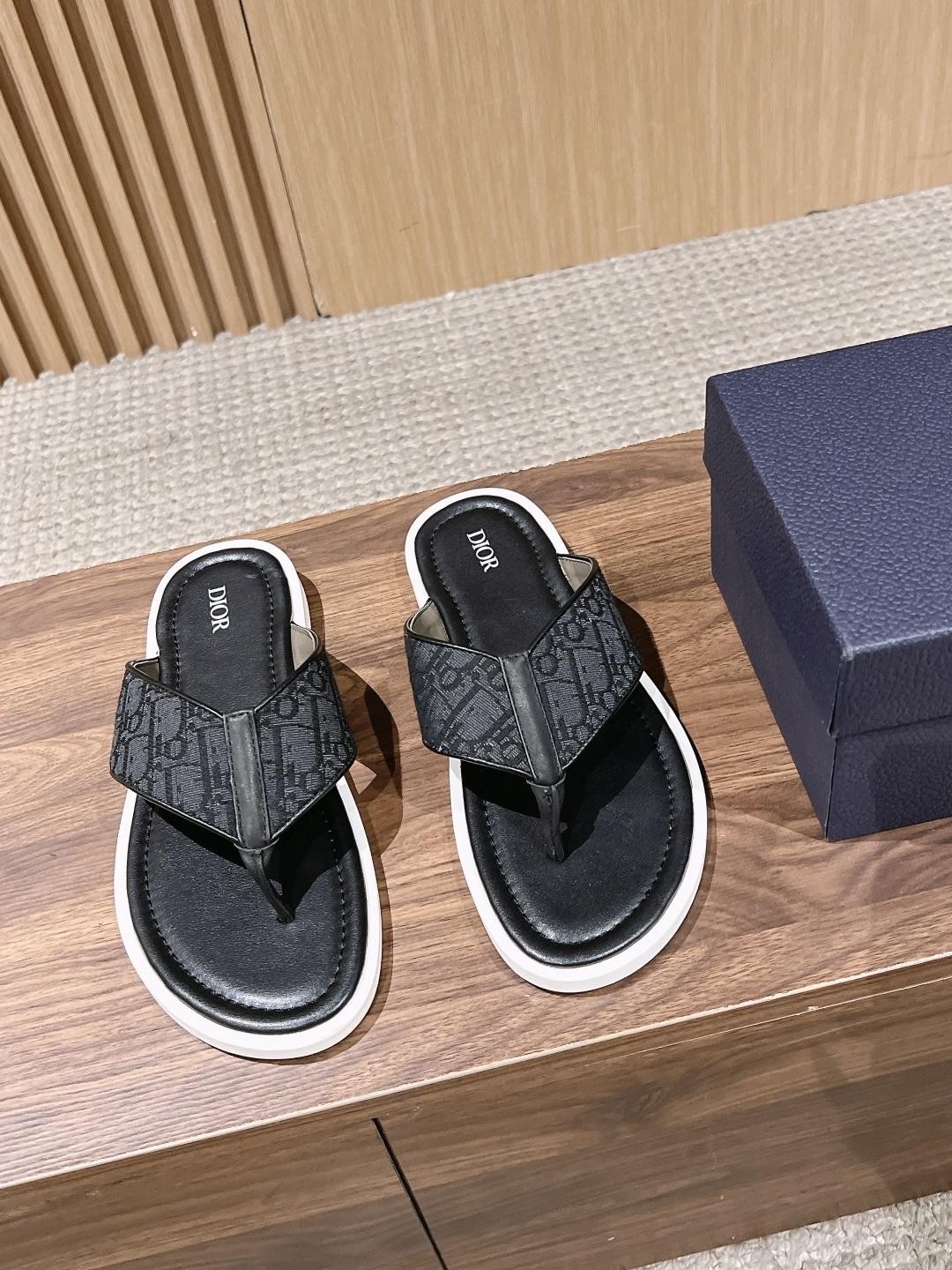 NO:783901,Christian Dior Men's Summer Slippers A laid-back yet sophisticated creation, the Dior sandals are crafted from Dior Oblique jacquard, showcasing a cross-strap design. Composed of black leather and rubber soles for optimal comfort, this sandal is enhanced by Dior Oblique non-slip inserts and will effortlessly pair with any casual look this season. Comfortable and versatile for summer, a must-have for men with old money style!  Size: #39-46 (customized at 45.46), split-toe shoes and slippers, dior, dior, sandals, slippers19860909Christian Dior 迪奥新款 男士夏季 拖鞋 Dior凉鞋悠闲而精致的作品 Dior Oblique提花制成,展示了交叉带设计.这款凉鞋由黑色皮革和橡胶鞋底组成,提供最佳舒适度,并由Dior Oblique防滑插入物增强,将毫不费力地与本季的任何休闲外观搭配.夏季舒服百搭 老钱风男士必备！ Size: #39-46（45.46订做）,分趾鞋拖鞋,dior,dior,sandals,slippers,Women's Shoes