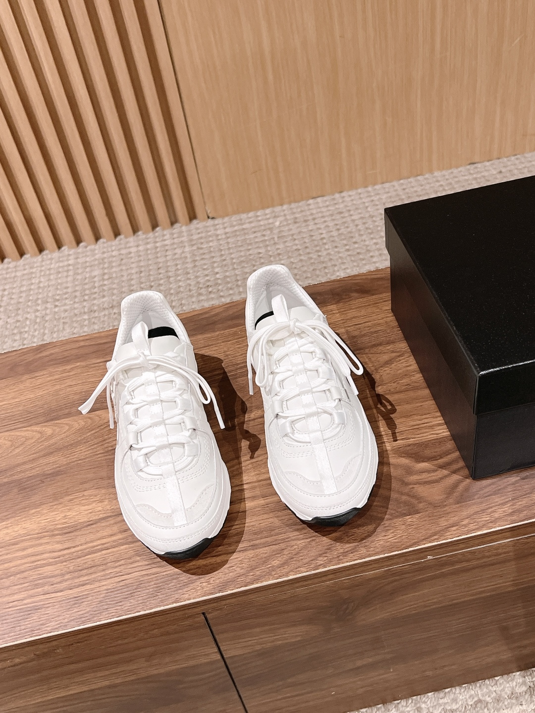 NO:783886,CHANEL Chanel's new casual sneakers are available in many colors. Xiaoxiang C's family has really become popular recently. I was amazed as soon as I put them on. The comfort is simply amazing. They are very delicate. They are both beautiful and comfortable. They are also very versatile. You can easily walk ten or twenty thousand steps without any pressure. They feel light and breathable. The classic black and white color scheme is really the god of spring and summer wear. You can't go wrong with any clothes in daily life. You can also mix and match them beautifully.  Customized original full-grain cowhide nubuck upper, sheepskin lining, molded outsole, size 35-39 (40 customized, non-returnable), dad shoes, chanel, chanel, chanel, sneakers, cowhide, sheepskin19860909CHANEL 香奈儿新款休闲运动鞋 超多颜色可选 小香C家 最近真的火出圈啦 一上脚就被惊艳到了 舒适度简直绝了 非常秀气 美貌与舒适并存 还特别百搭 穿上轻松暴走一两万步没压力 脚感轻盈且透气 经典的黑白配色 真的是春夏穿搭的神 日常不管搭配什么衣服都不会出错 随意混搭也能美美的 鞋面定制原版全粒面牛皮牛磨砂 内里羊皮 鞋底开模成型大底 码数35-39（40定制不退换）,老爹鞋,chanel,chanel,chanel,sneakers,cowhide,sheepskin,Women's Shoes