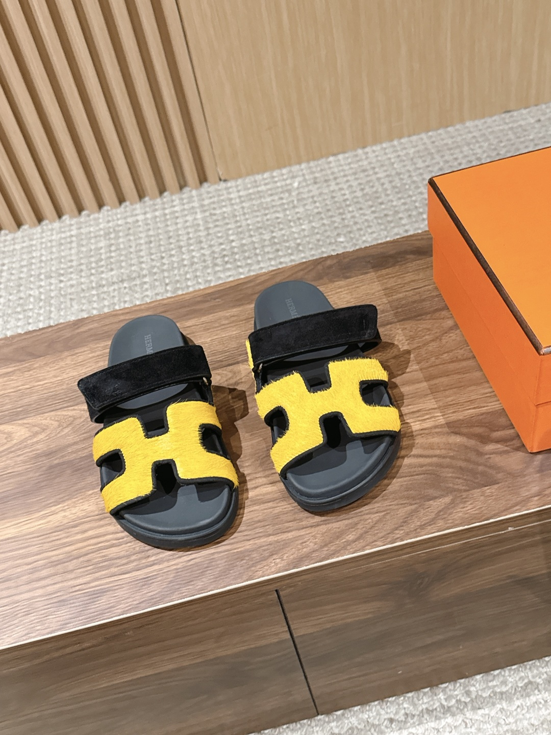 NO:787161,Men's HERMES early spring new classic H sandals, leopard print horse hair second uncle slippers. The classic H-shaped one-strap meets the soft and delicate suede material, plus the contrasting color design, each pair is as exquisite as a work of art. Whether it is daily outings, commuting to work, or vacation travel, a pair can handle all scenes. There is no need to choose what to wear, and they look good when worn with eyes closed. They are fairy sandals in the shoe cabinet that will never go out of style.  This summer, use a pair of Hermès color-blocked H slippers to guarantee your fashion, comfort and atmosphere all summer long, allowing you to easily match the sense of luxury in all occasions. The upper is imported custom goatskin/Sheep leather, the inner sheepskin outsole is the original molded outsole, size 35-41 (customized sizes 40 and 41 are non-refundable), heel height 2cm, slippers, hermes, hermes, slippers, sheepskin, sheep, chamois leather19860909男 HERMES 爱马仕早春新款经典H凉拖豹纹马毛二舅拖 经典H型一字带遇上软糯细腻的麂皮材质,再加上撞色设计,每一双都像艺术品一样精致.不管是日常出街、通勤上班,还是度假旅行,一双就能搞定所有场景,完全不挑穿搭,闭眼穿都好看,是鞋柜里永远不会过时的神仙凉拖. 这个夏天,用一双爱马仕拼色H拖,承包你一整个夏天的时髦、舒适与氛围感,让你轻松拿捏所有场合的高级感. 鞋面进口定制山羊皮/羊京 内里羊皮 大底原版开模大底 size35-41码（40、41码定制不退换） 跟高2cm,拖鞋,hermes,hermes,slippers,sheepskin,sheep,chamois leather,Women's Shoes