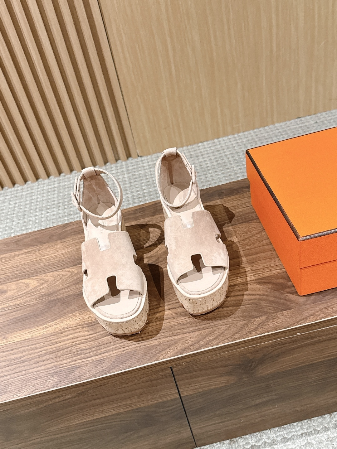 NO:787206,HERMES spring new suede thick-soled H-shaped sandals. The classic iconic H-shaped cut and cork thick-soled design perfectly balance the sense of leisure and luxury. At a glance, you can tell the high-end tone of Hermès. When put on the foot, it instantly lengthens the leg line and turns into slender cartoon legs. At the same time, it has a relaxed and casual sense of rich family. Whether it is daily outing, commuting to work, or vacation travel, one pair can handle all scenes, and it is a must-have in this summer's shoe cabinet.  It looks good with jeans, dresses, shorts, and wide-leg pants. You don’t have to work hard to match it. You can wear any outfit with a high-end feel, and you will turn heads when you go out. The upper is imported custom goatskin/sheep skin, the lining is sheepskin, the outsole is original open molded outsole, size 35-41 (customized sizes 40 and 41 are not returnable), heel height 6.5cm, high-heeled sandals, hermes, hermes, sandals, high  heels,skirts,shorts,jeans,sheepskin,sheep,chamois leather19860909HERMES 爱马仕春新款麂皮厚底H型凉鞋 经典标志性H型裁片+软木厚底设计,完美平衡了休闲感与奢华感,一眼就是爱马仕的高级调性.上脚瞬间拉长腿部线条,秒变纤细漫画腿,同时自带松弛随性的富家千金感,不管是日常出街、通勤上班,还是度假旅行,一双就能搞定所有场景,是今年夏天鞋柜里的必入款. 配牛仔裤、连衣裙、短裤、阔腿裤都好看,不用费力搭配,随便一套都能穿出高级感,出门回头率直接拉满. 鞋面进口定制山羊皮/羊京 内里羊皮 大底原版开模大底 size35-41码（40、41码定制不退换） 跟高6.5cm,高跟鞋凉鞋,hermes,hermes,sandals,high heels,skirts,shorts,jeans,sheepskin,sheep,chamois leather,Women's Shoes
