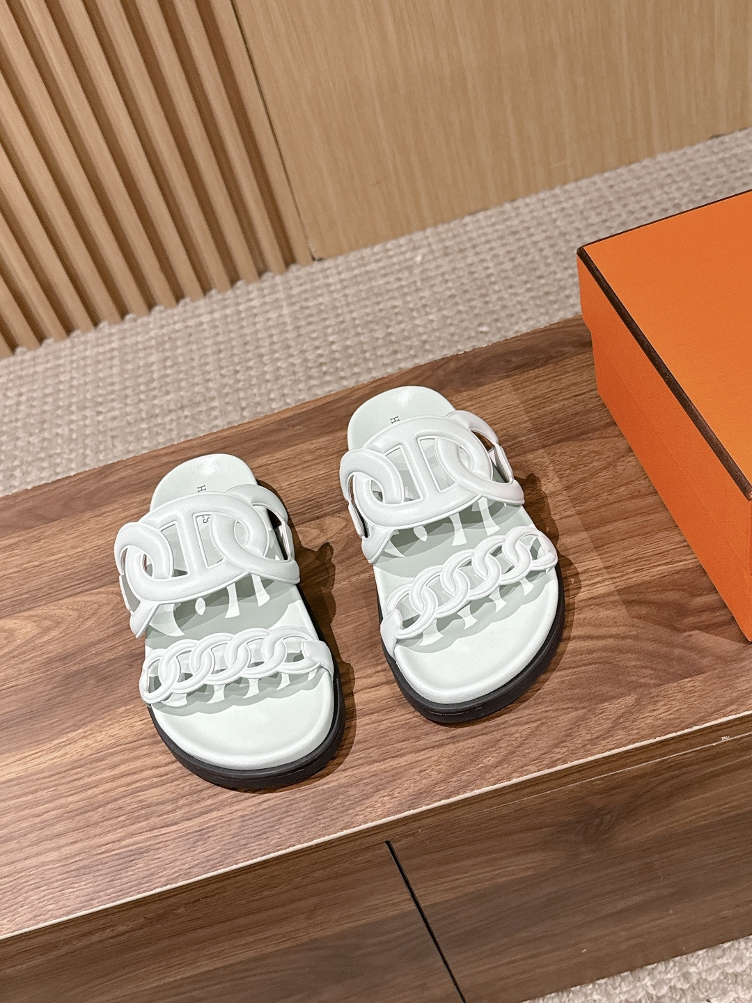 NO:787213,Hermes Hermes new spring and summer classic pig-nosed women's sandals, a summer nobility ceiling!  Welding French laziness and luxury to the feet, the iconic pig-nose chain design gives the upper foot a sense of old-fashioned relaxation. It can be worn all summer long, and any outfit will give you a high-end feel. It is super easy to put on and take off with one foot, which is good news for lazy people when going out. The footbed fits the shape of the foot, making the feet slimmer and elongating the legs in seconds. The yellow and black leather can be worn with eyes closed to show whiteness, and appearance and comfort are two-way online.  A true classic never goes out of style. This pair of pig nose sandals is an indispensable C-level style in your summer shoe cabinet. You will not regret it if you close your eyes. The upper is imported custom goatskin/sheep skin, the inner sheepskin outsole is the original molded outsole, size 35-41 (customized sizes 40 and 41 are not returnable), heel height 2cm, slippers, hermes, hermes, slippers, sheepskin, sheepskin.19860909Hermes 爱马仕春夏新款经典猪鼻子女士凉拖 夏日贵气感天花板！把法式慵懒与奢华焊在脚上,标志性猪鼻链条设计,上脚自带老钱松弛感,承包你整个夏天的穿搭,随便一套都高级感拉满.一脚蹬穿脱超方便,懒人出门福音,鞋床贴合脚型,上脚秒显脚瘦、拉长腿型,黄黑皮闭眼入显白款,颜值与舒适双向在线. 真正的经典永不过时,这双猪鼻子凉拖,就是你夏日鞋柜里必不可少的C位款,闭眼入不后悔. 鞋面进口定制山羊皮/羊京 内里羊皮 大底原版开模大底 size35-41码（40、41码定制不退换） 跟高2cm,拖鞋,hermes,hermes,slippers,sheepskin,sheep,Women's Shoes