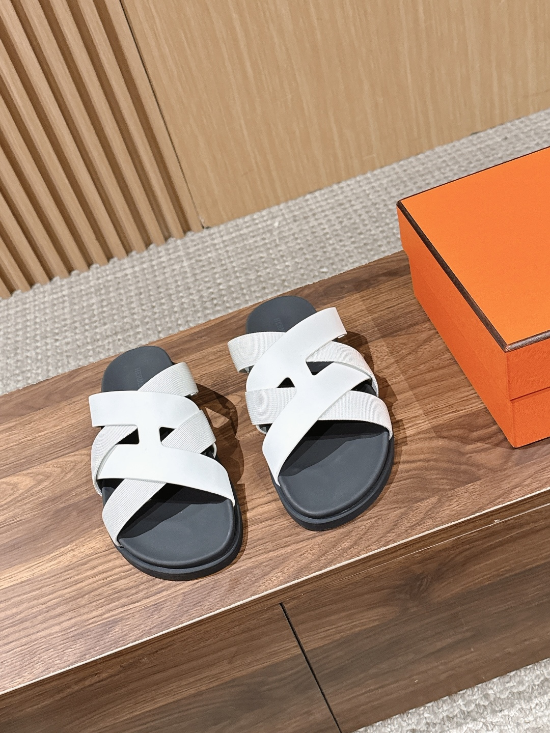 NO:787215,Men's HERMES new classic cross-strap sandals for spring and summer. The iconic H-shaped cross-strap is a classic element of Hermès, which is highly recognizable and full of luxury in a low-key manner; the wide-width cross-strap design perfectly modifies the foot shape, making the feet slimmer and lengthening the legs, while perfectly accommodating wide feet, fleshy feet, and high insteps, without squeezing the feet or rubbing the feet; the slip-on style is refreshing and breathable, and it will not be stuffy when worn in summer; each style is aesthetically pleasing, and can easily control all styles such as commuting, leisure, and vacation.  Upper imported custom goatskin/Sheep Beijing lining sheepskin outsole original molded outsole size women's size 35-41 men's size 39-45 (women's 40, 41 and men's size 45 are customized and non-refundable) Heel height 2cm, slippers, hermes, hermes, slippers, sheepskin, sheep19860909男 HERMES 爱马仕春夏新款经典交叉带凉拖 标志性H型交叉带是爱马仕经典元素,辨识度拉满,低调中满是奢华感；宽幅交叉带设计完美修饰脚型,显脚瘦显腿长,同时完美包容宽脚、肉脚、高脚背,不挤脚不磨脚；一字拖型清爽透气,夏日穿完全不闷脚； 每一款都长在审美上,轻松驾驭通勤、休闲、度假等所有风格. 鞋面进口定制山羊皮/羊京 内里羊皮 大底原版开模大底 size女码35-41码 男码39-45（女40、41 男45码定制不退换） 跟高2cm,拖鞋,hermes,hermes,slippers,sheepskin,sheep,Women's Shoes