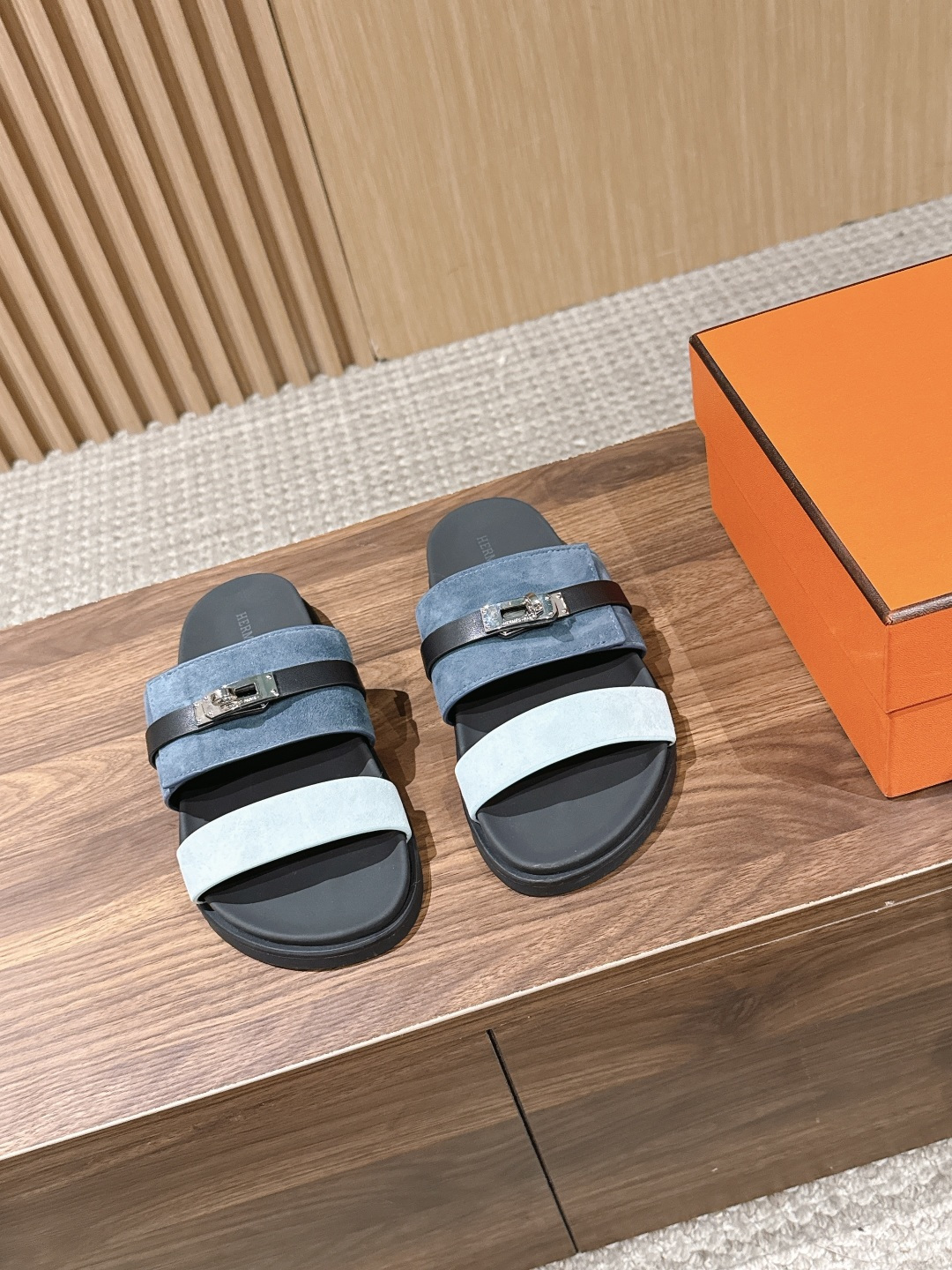 NO:787162,Men's HERMES new early spring double-strap Kelly buckle slippers. The iconic Kelly buckle is the soul of the entire pair of shoes, and every detail shows luxury. The double-strap design is full of layers, and the contrasting color splicing is more refined. The wide upper accommodates various foot shapes, and can be perfectly controlled by wide feet and fleshy feet. The slip-on style is refreshing and breathable. It will not be stuffy when worn in summer, and it will not wear your feet or squeeze your feet. Two high-end colors, black and brown, contrasting colors are calm and atmospheric, and bright orange contrasts with vitality and attracts the eye.  Each style is aesthetically pleasing, and can easily handle all styles such as commuting, leisure, and vacation. The upper is imported custom goatskin/sheep leather, the inner sheepskin outsole is the original molded outsole, Size is customized for women 35-39/40/41, customized for men 39-44/45, slippers, hermes, hermes, slippers, sheepskin, sheep19860909男 HERMES 爱马仕早春新款双带凯莉扣拖鞋 标志性凯莉锁扣是整双鞋的灵魂,细节处尽显奢华 双带设计层次感拉满,撞色拼接更显精致.宽幅鞋面包容各种脚型,宽脚、肉脚都能完美驾驭,一字拖型清爽透气,夏日穿完全不闷脚,不磨脚不挤脚 两色高级选色黑棕撞色沉稳大气、亮橙撞活力吸睛. 每一款都长在审美上,轻松驾驭通勤、休闲、度假等所有风格. 鞋面进口定制山羊皮/羊京 内里羊皮 大底原版开模大底 Size女35-39/40/41订制 男39-44/45订制,拖鞋,hermes,hermes,slippers,sheepskin,sheep,Women's Shoes