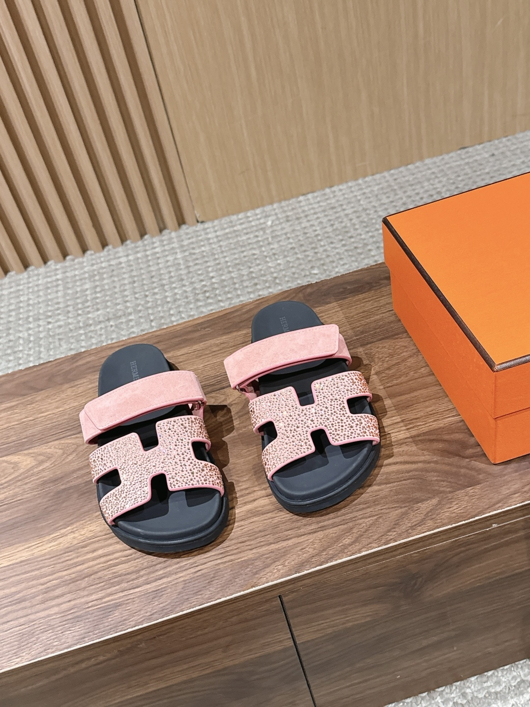 NO:787164,Men's HERMES new early spring classic H sandals. The classic H-shaped one-strap meets the soft and delicate suede material, plus the contrasting color design. Each pair is as exquisite as a work of art. Whether it is for daily outings, commuting to work, or vacation travel, one pair can handle all scenes. It is not picky at all and looks good when worn with eyes closed. It is a fairy sandal in the shoe cabinet that will never go out of style.  This summer, use a pair of Hermès color-blocked H slippers to guarantee your fashion, comfort and atmosphere all summer long, allowing you to easily match the sense of luxury in all occasions. The upper is imported custom goatskin/Sheep leather lining, the outsole is original molded outsole. Size35-39/40-41 is customized. Men's size is 39-44/45. Slippers, hermes, hermes, slippers, sheepskin, sheep, chamois leather19860909男 HERMES 爱马仕早春新款经典H凉拖二舅拖 经典H型一字带遇上软糯细腻的麂皮材质,再加上撞色设计,每一双都像艺术品一样精致.不管是日常出街、通勤上班,还是度假旅行,一双就能搞定所有场景,完全不挑穿搭,闭眼穿都好看,是鞋柜里永远不会过时的神仙凉拖. 这个夏天,用一双爱马仕拼色H拖,承包你一整个夏天的时髦、舒适与氛围感,让你轻松拿捏所有场合的高级感. 鞋面进口定制山羊皮/羊京 内里羊皮 大底原版开模大底 Size35-39/40-41订制 男码39-44/45订,拖鞋,hermes,hermes,slippers,sheepskin,sheep,chamois leather,Women's Shoes