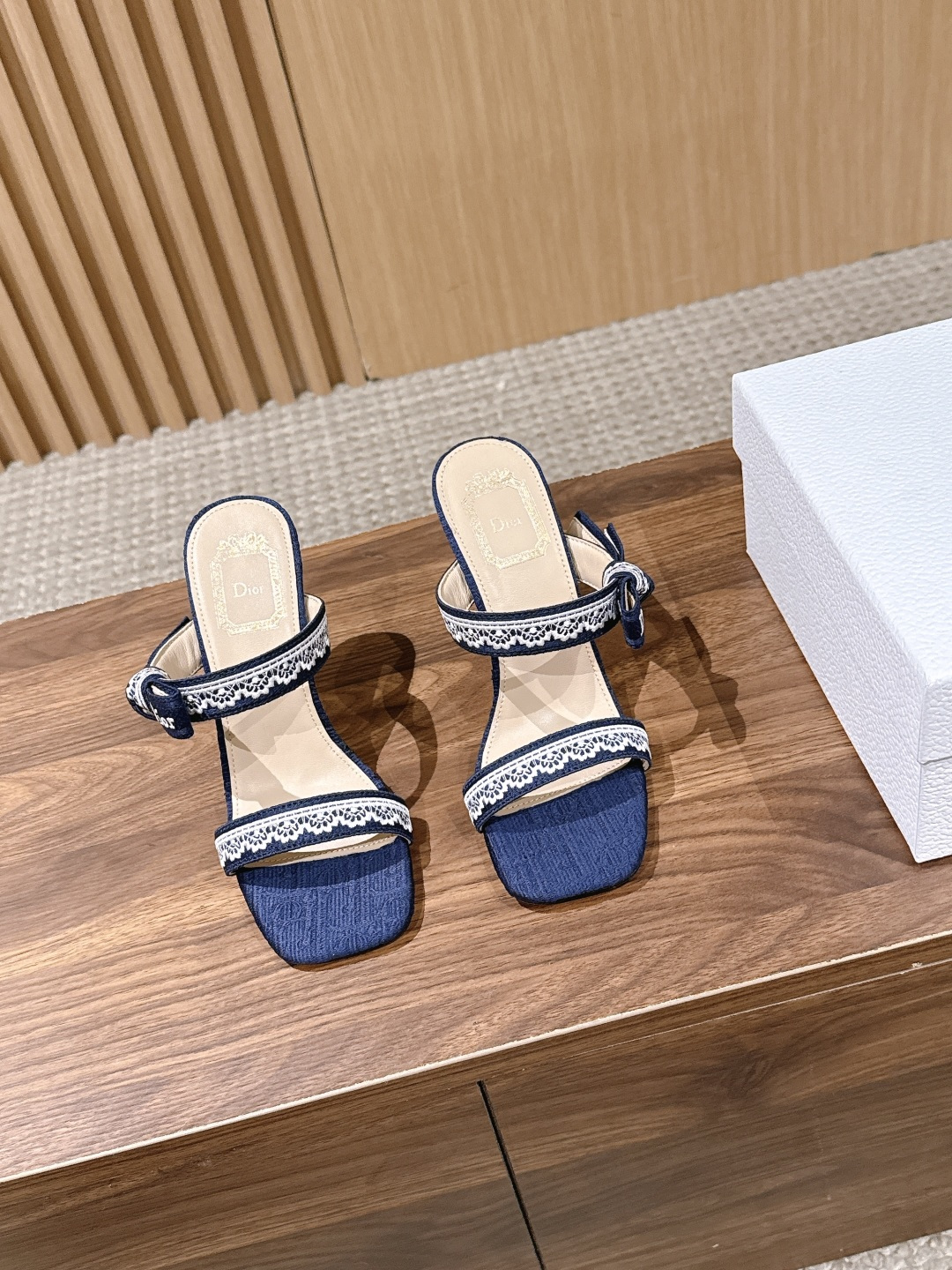 NO:787156,Christian Dior's new early spring lace-strap square-toe high-heeled shoes are an eye-catching retro design that perfectly blends Dior's delicacy and romance. The square-toe shoe shape perfectly modifies the foot shape, making the foot smaller instantly, and easily creating a slender and slender visual effect; the double-layer strap design is matched with exquisite lace, which is smart and age-reducing, and the bow details add a girlish touch. Every detail tells the brand's top craftsmanship.  Whether paired with a simple commuting suit, an elegant holiday dress, or casual jeans, you can easily capture the sense of relaxation and put a sense of luxury on your feet. You will be the focus wherever you go. Embroidered upper fabric, sheepskin lining, outsole, Italian genuine leather outsole, Size 35-42 (customized sizes 40, 41, and 42 are non-refundable), 10cm high heels, slippers, dior, dior, high heels, slippers, skirts, jeans, sheepskin, Leather  soles19860909Christian Dior 迪奥早春新款蕾丝绑带方头高跟鞋 一眼沦陷的复古设计,将迪奥的精致与浪漫完美融合.方头鞋型极致修饰脚型,秒显脚小,轻松打造纤细修长的视觉效果；双层绑带设计搭配精致蕾丝花边,灵动又减龄,蝴蝶结细节更添少女感,每一处都在诉说着品牌的顶级工艺. 无论是搭配简约的通勤套装、飘逸的度假长裙,还是休闲的牛仔裤,都能轻松拿捏松弛感,把高级感穿在脚上,走到哪里都是焦点. 鞋面刺绣面料 内里羊皮 大底意大利真皮大底 Size35-42码（40、41、42码定制不退换）跟高10cm,高跟鞋拖鞋,dior,dior,high heels,slippers,skirts,jeans,sheepskin,Leather soles,Women's Shoes