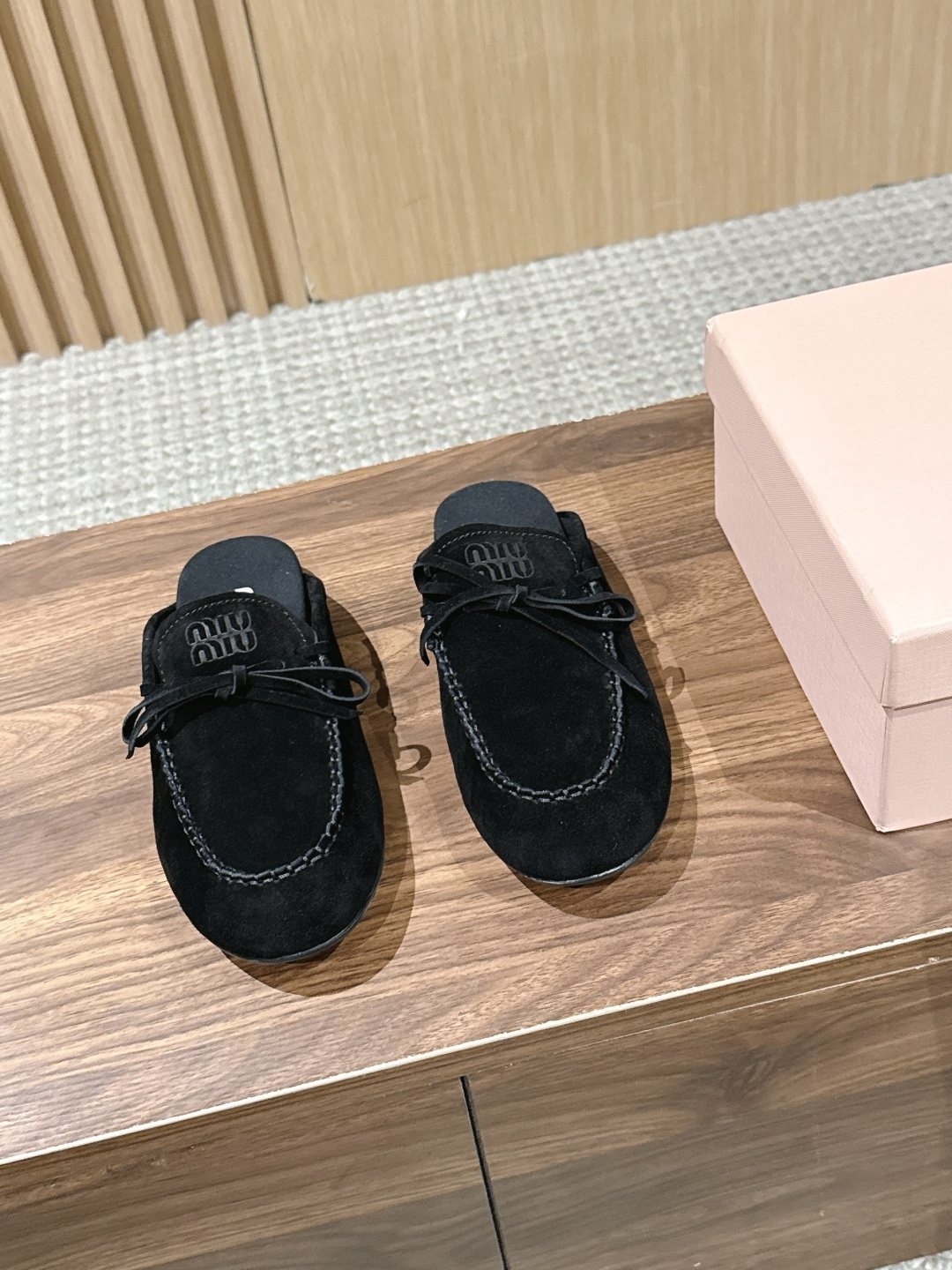 NO:787191,MIU MIU Miu Miu's new bow loafers for early spring. This pair of bow loafers really appeals to my aesthetic point!  The soft fufu suede material with smart handmade bows welds the girly and lazy feeling directly to the feet, and it is an all-inclusive slip-on design, which is more practical to wear. Whether it is daily commuting or going out on the weekend, it will instantly fill your feet with a sense of atmosphere. It is definitely a must-have in your shoe cabinet for spring and summer!  Every time you take a photo, it will be a blockbuster; even if you wear it casually at home, the soft-soled design is so comfortable that you don’t want to take it off. It is a real pair of shoes that can be used for all occasions!  Cow suede upper, cow suede lining, outsole, original molded outsole, size 35-39 (customized size 40 is non-returnable), loafers and half slippers, miumiu, loafers, chamois leather19860909MIU MIU 缪缪早春新款蝴蝶结乐福鞋 这双蝴蝶结乐福鞋真的长在了我的审美点上！软fufu的麂皮材质搭配灵动的手工蝴蝶结,把少女感和慵懒感直接焊在脚上,而且它是全包一脚蹬的设计,更实穿,不管是日常通勤还是周末出街,上脚瞬间氛围感拉满,绝对是你鞋柜里春夏必备的百搭王！ 随手一拍都是大片；就算居家休闲穿,软底设计也舒适到不想脱下来,真正的一双鞋搞定所有场合！ 鞋面牛反绒 内里牛反绒 大底原版开模大底 size35-39（40码定制不退换）,乐福鞋半拖,miumiu,loafers,chamois leather,Women's Shoes