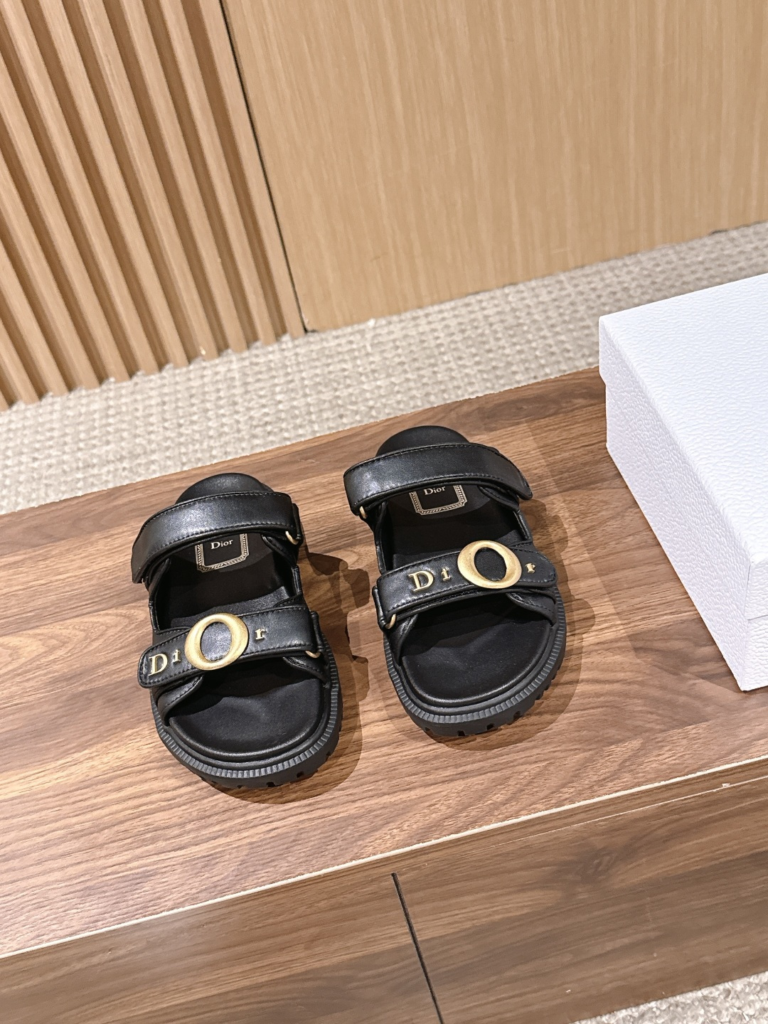 NO:818585,The top version of Christian Dior's popular summer Velcro slippers, sandals, super durable and versatile, very comfortable on the feet, super easy to wear, more fragrant than the fragrant grandma style, original cowhide upper, original d hardware buckle, original molded TPU outsole Size #35-39 (40/41/42 custom-made, non-returnable), slippers and sandals, dior, dior, sandals, slippers, cowhide19860909顶级版本 Christian Dior 迪奥夏季爆款魔术贴拖鞋 凉鞋 超耐看超百搭款 上脚非常舒适 超好穿 比香奶奶款还香 鞋面原版牛皮 原版d五金扣 ,原版开模TPU大底 Size#35-39（40/41/42定做不退换）,拖鞋凉鞋,dior,dior,sandals,slippers,cowhide,Women's Shoes