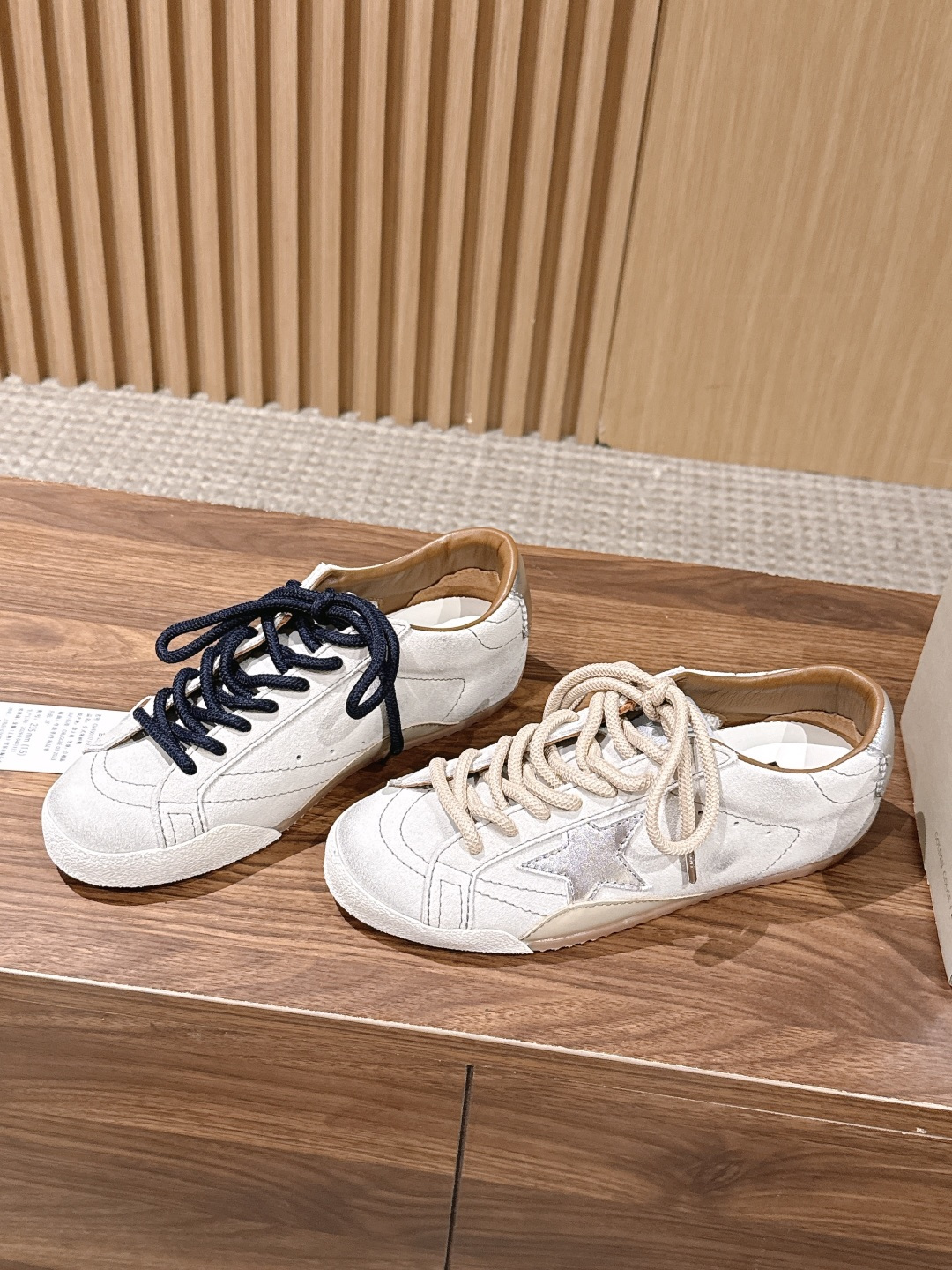 Golden Goose#脏脏鞋那可是无人不知、无人不晓的时尚单品,简直就是各路明星、网红、大咖们的最爱!毫不夸张地说, Golden Goose#脏脏鞋那可是无人不知、无人不晓的时尚单品,简直就是各路明星、网红、大咖们的最爱!毫不夸张地说,