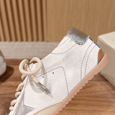 Golden Goose#脏脏鞋那可是无人不知、无人不晓的时尚单品,简直就是各路明星、网红、大咖们的最爱!毫不夸张地说, Golden Goose#脏脏鞋那可是无人不知、无人不晓的时尚单品,简直就是各路明星、网红、大咖们的最爱!毫不夸张地说,