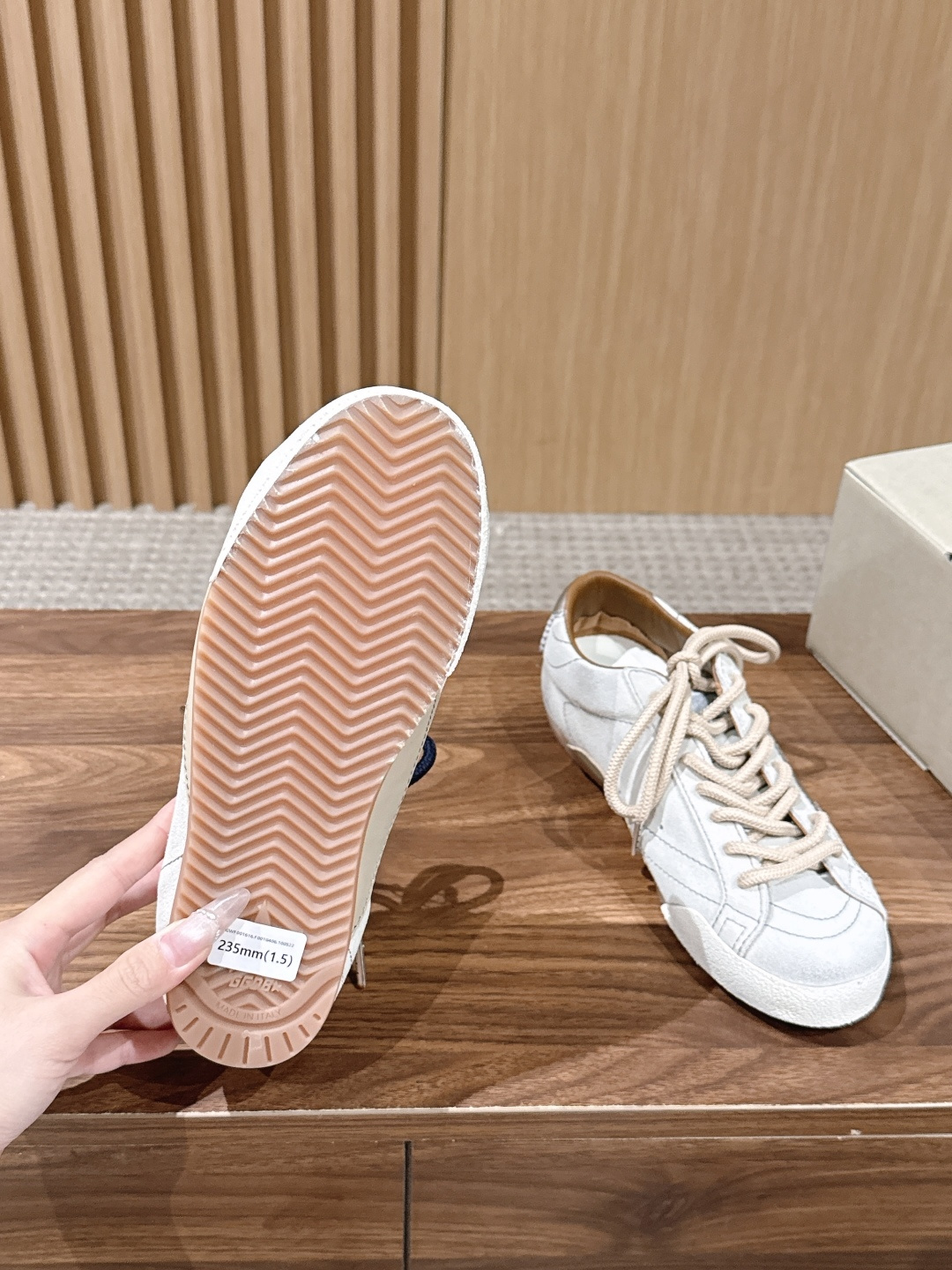 Golden Goose#脏脏鞋那可是无人不知、无人不晓的时尚单品,简直就是各路明星、网红、大咖们的最爱!毫不夸张地说, Golden Goose#脏脏鞋那可是无人不知、无人不晓的时尚单品,简直就是各路明星、网红、大咖们的最爱!毫不夸张地说,