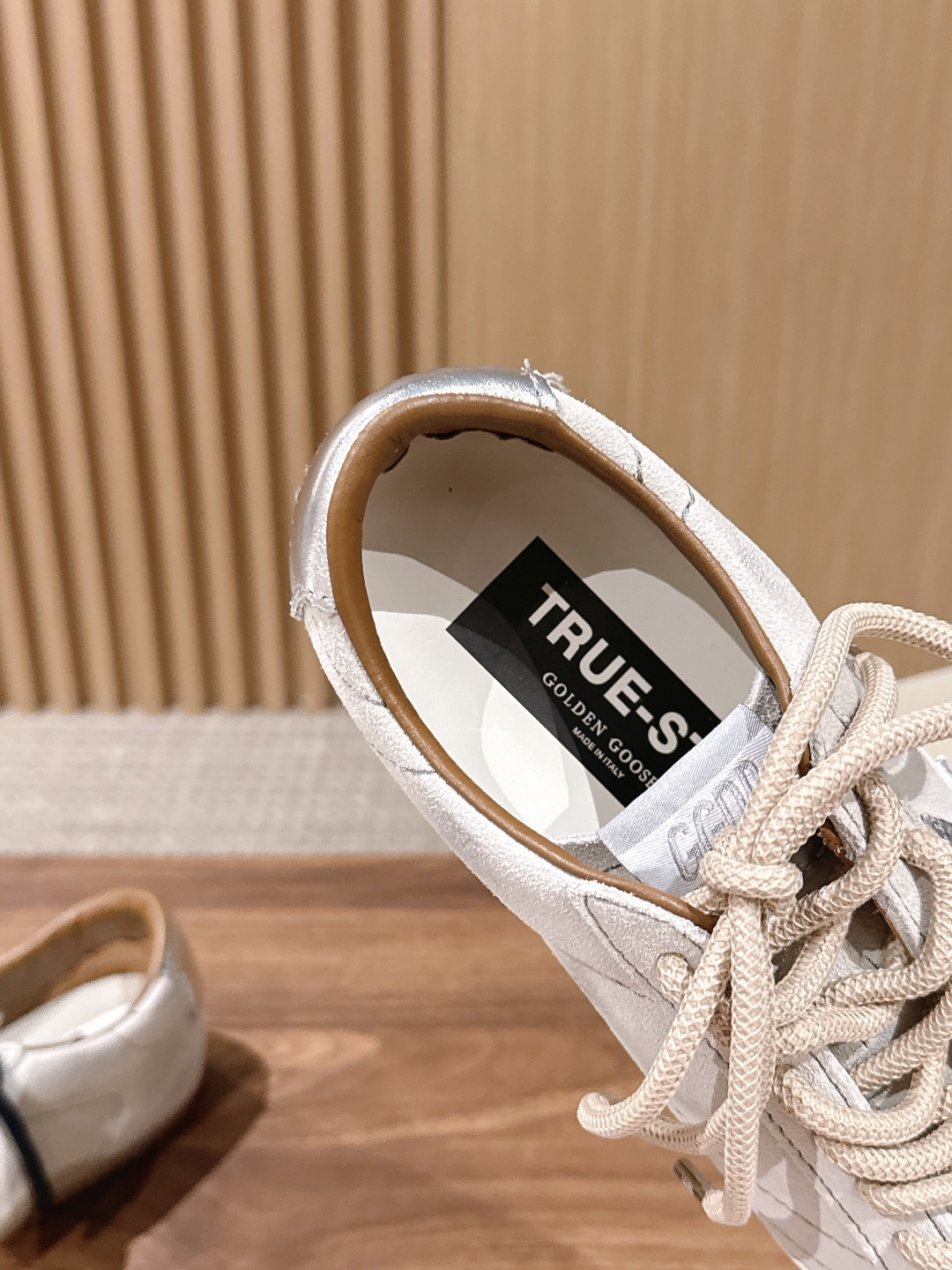 Golden Goose#脏脏鞋那可是无人不知、无人不晓的时尚单品,简直就是各路明星、网红、大咖们的最爱!毫不夸张地说, Golden Goose#脏脏鞋那可是无人不知、无人不晓的时尚单品,简直就是各路明星、网红、大咖们的最爱!毫不夸张地说,