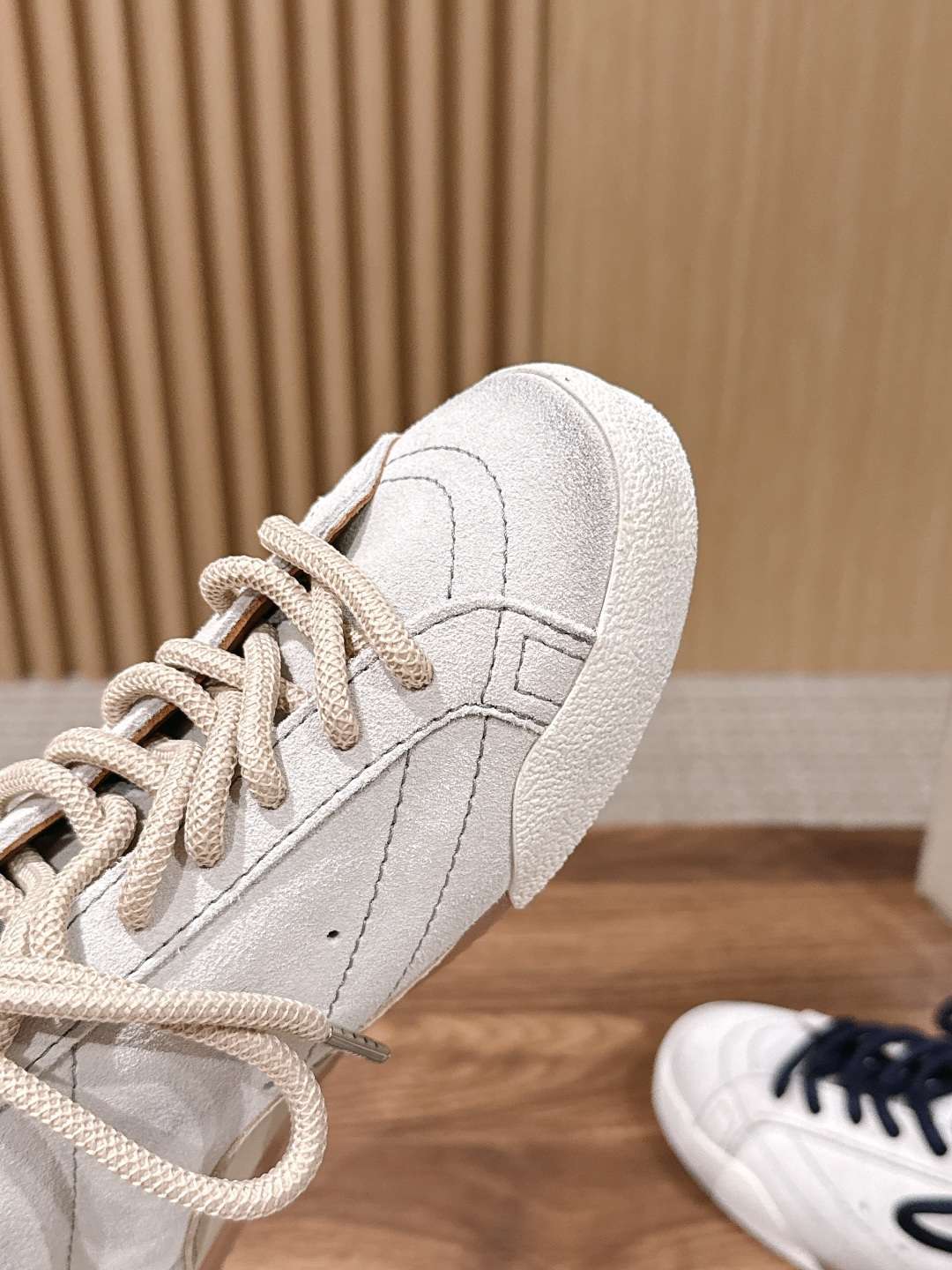 Golden Goose#脏脏鞋那可是无人不知、无人不晓的时尚单品,简直就是各路明星、网红、大咖们的最爱!毫不夸张地说, Golden Goose#脏脏鞋那可是无人不知、无人不晓的时尚单品,简直就是各路明星、网红、大咖们的最爱!毫不夸张地说,