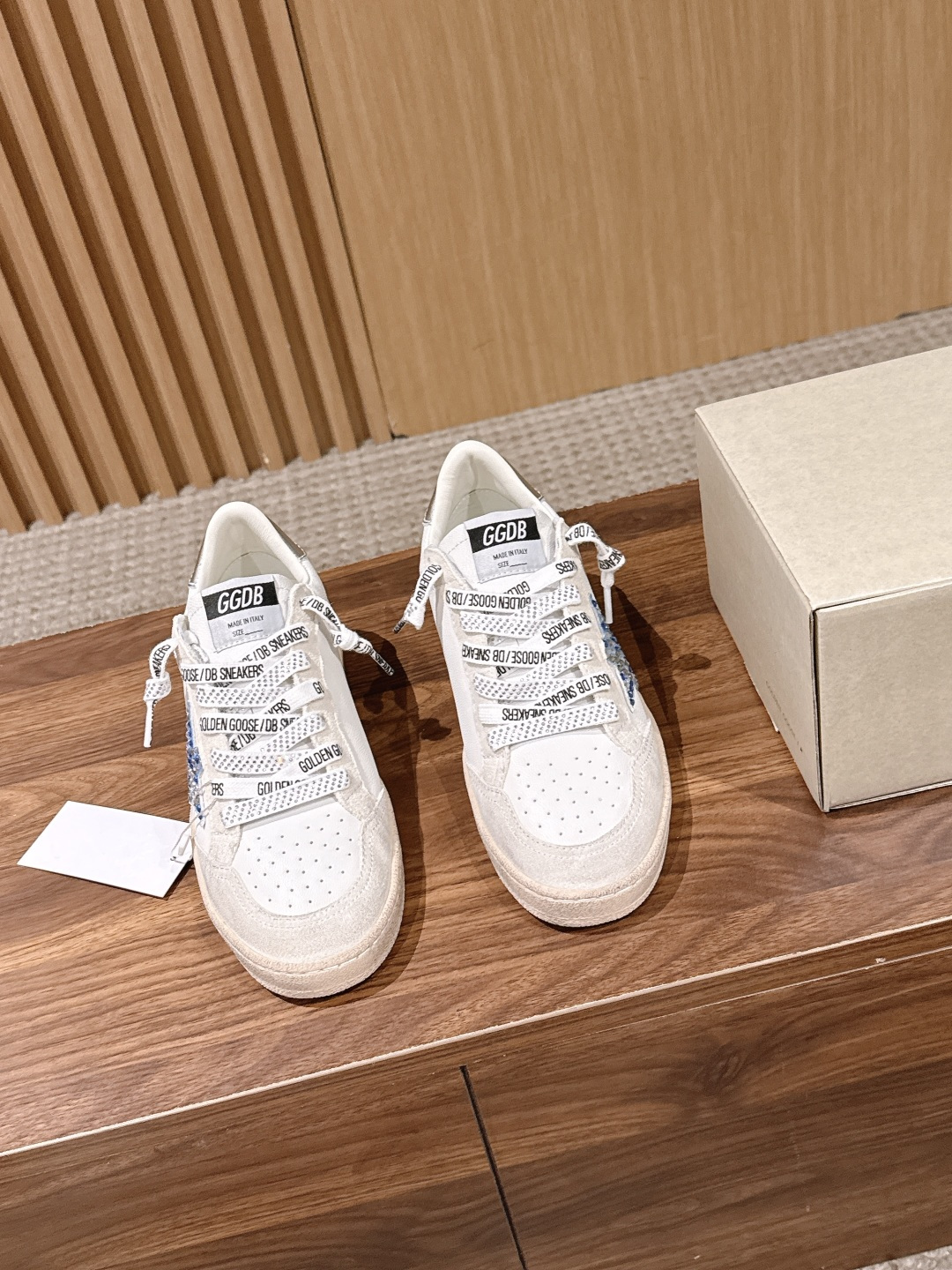 NO:818603,The top version of the Golden Goose Deluxe Brand Snerkers series of small dirty shoes. GGDB's new color small dirty shoes are popular earlier than the white shoes. Breaking the traditional aesthetic, the small dirty shoes have done it!  Celebrity private server on-feet demonstration is so versatile!  You no longer have to worry about washing your shoes!  Original custom-made cowhide for the upper, terry cloth lining + cowhide lining, new TR outsole/rubber outsole + high foam welt imported from Italy!  Exclusive molded latex insole with 3.2cm inner height increase. The inner height increase is particularly well hidden. Most people will not notice that we have inner height increase. The insole is separate and can be taken out!  The process of polishing, coloring, and making the shoes dirty is all done by hand, super retro!  The latest colors!  Size 35/36/37/38/39/40 (40 non-refundable), casual shoes/sports shoes, sneakers, cowhide19860909顶级版本 Golden Goose Deluxe Brand Snerkers系列小脏鞋 GGDB新色小脏鞋火红程度比小白鞋还要早,打破传统审美,小脏鞋做到了！明星私服上脚示范 就是这么百搭 ！再也不用担心洗鞋的问题啦！鞋面原版定制牛皮,内里毛巾布+牛皮里,大底新款TR大底/橡胶大底+意大利进口高发泡沿条！独家开模乳胶垫 3.2cm内增高鞋垫,内增高藏的特别好,一般人不会发现我们有内增高,鞋垫是单独的,可以取出！鞋子从打磨上色,以及把鞋子变脏的过程都是纯手工完成,超级复古！ 最新配色！ 尺码35/36/37/38/39/40（40不退换）,休闲鞋/运动鞋,sneakers,cowhide,Women's Shoes