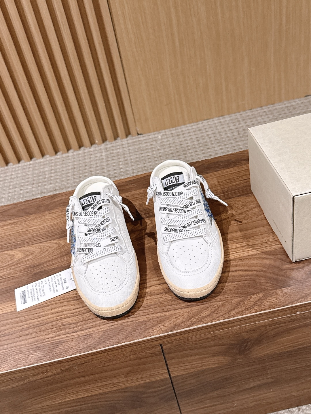 NO:818612,The top version of the Golden Goose Deluxe Brand Snerkers series of small dirty shoes. GGDB's new color small dirty shoes are popular earlier than the white shoes. Breaking the traditional aesthetic, the small dirty shoes have done it!  Celebrity private server on-feet demonstration is so versatile!  You no longer have to worry about washing your shoes!  Original custom-made cowhide for the upper, terry cloth lining + cowhide lining, new TR outsole/rubber outsole + high foam welt imported from Italy!  Exclusive molded latex insole with 3.2cm inner height increase. The inner height increase is particularly well hidden. Most people will not notice that we have inner height increase. The insole is separate and can be taken out!  The process of polishing, coloring, and making the shoes dirty is all done by hand, super retro!  The latest colors!  Size 35/36/37/38/39/40 (40 non-refundable) Golden Goose Deluxe Brand Snerkers series of small dirty shoes. GGDB's new color small dirty shoes are popular earlier than white shoes. Breaking the traditional aesthetic, small dirty shoes have done it!  Celebrity private server on-feet demonstration is so versatile!  You no longer have to worry about washing your shoes!  Original custom-made cowhide for the upper, terry cloth lining + cowhide lining, new TR outsole/rubber outsole + high foam welt imported from Italy!  Exclusive molded latex insole with 3.2cm inner height increase. The inner height increase is particularly well hidden. Most people will not notice that we have inner height increase. The insole is separate and can be taken out!  The process of polishing, coloring, and making the shoes dirty is all done by hand, super retro!  The latest colors!  Size 35/36/37/38/39/40 (40 non-refundable), casual shoes/sports shoes, sneakers, cowhide19860909顶级版本 Golden Goose Deluxe Brand Snerkers系列小脏鞋 GGDB新色小脏鞋火红程度比小白鞋还要早,打破传统审美,小脏鞋做到了！明星私服上脚示范 就是这么百搭 ！再也不用担心洗鞋的问题啦！鞋面原版定制牛皮,内里毛巾布+牛皮里,大底新款TR大底/橡胶大底+意大利进口高发泡沿条！独家开模乳胶垫 3.2cm内增高鞋垫,内增高藏的特别好,一般人不会发现我们有内增高,鞋垫是单独的,可以取出！鞋子从打磨上色,以及把鞋子变脏的过程都是纯手工完成,超级复古！ 最新配色！ 尺码35/36/37/38/39/40（40不退换） Golden Goose Deluxe Brand Snerkers系列小脏鞋 GGDB新色小脏鞋火红程度比小白鞋还要早,打破传统审美,小脏鞋做到了！明星私服上脚示范 就是这么百搭 ！再也不用担心洗鞋的问题啦！鞋面原版定制牛皮,内里毛巾布+牛皮里,大底新款TR大底/橡胶大底+意大利进口高发泡沿条！独家开模乳胶垫 3.2cm内增高鞋垫,内增高藏的特别好,一般人不会发现我们有内增高,鞋垫是单独的,可以取出！鞋子从打磨上色,以及把鞋子变脏的过程都是纯手工完成,超级复古！ 最新配色！ 尺码35/36/37/38/39/40（40不退换）,休闲鞋/运动鞋,sneakers,cowhide,Women's Shoes