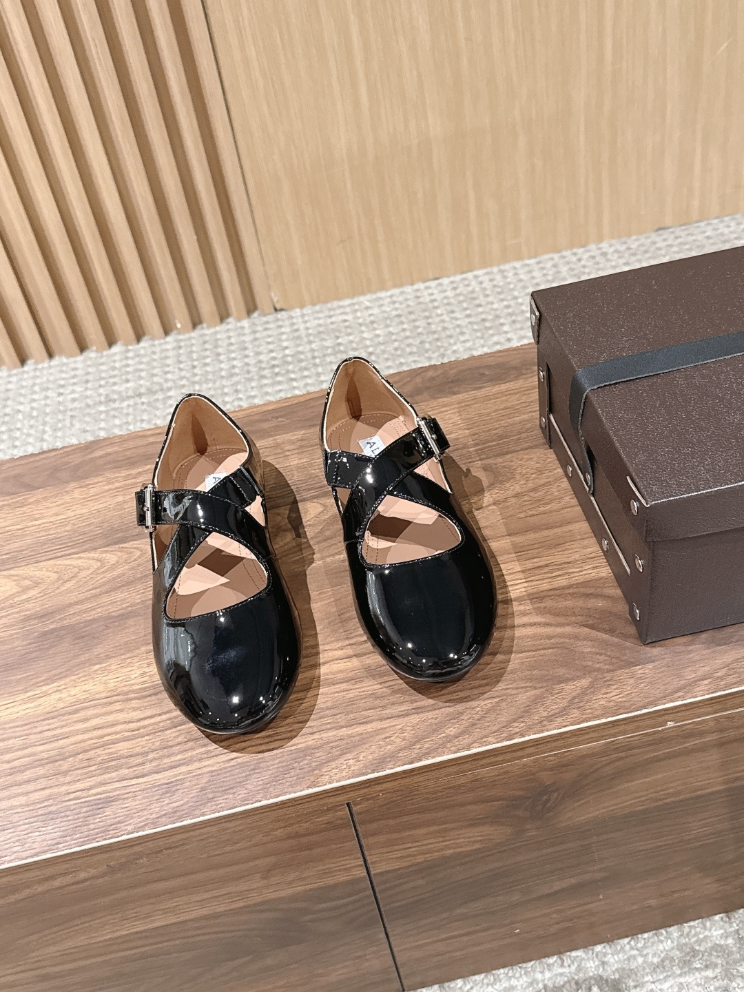 NO:818568,Purchasing-grade ALAA catwalk style flat ballet shoes. For walking around, you have to choose Alaia. Extremely comfortable and versatile. The cross-strap design has a ballet feel. The same style as Zhang Xiaohui. Sweet and cool ballet style. A very popular ballet shoe, romantic and charming. Original custom-made cow patent leather/gray leather upper. Sheepskin lining. Private molded rubber anti-slip outsole. Increased height by 1cm.  Size 35-40 (custom order of 40 is non-refundable), ballet shoes, alaia, sheepskin19860909代购级 ALAA 阿莱亚走秀款平底芭蕾舞鞋 兜兜转转还得是Alaia 极致的舒适和百搭 交叉带的设计有种芭蕾舞的感觉 章小蕙同款 甜酷芭蕾风 人气超高的一款芭蕾舞鞋,浪漫又迷人 鞋面原版订制牛漆皮/擦色皮 内里羊皮 大底私模橡胶防滑大底 增高1cm 码数35-40（40订做不退换）,芭蕾舞鞋,alaia,sheepskin,Women's Shoes