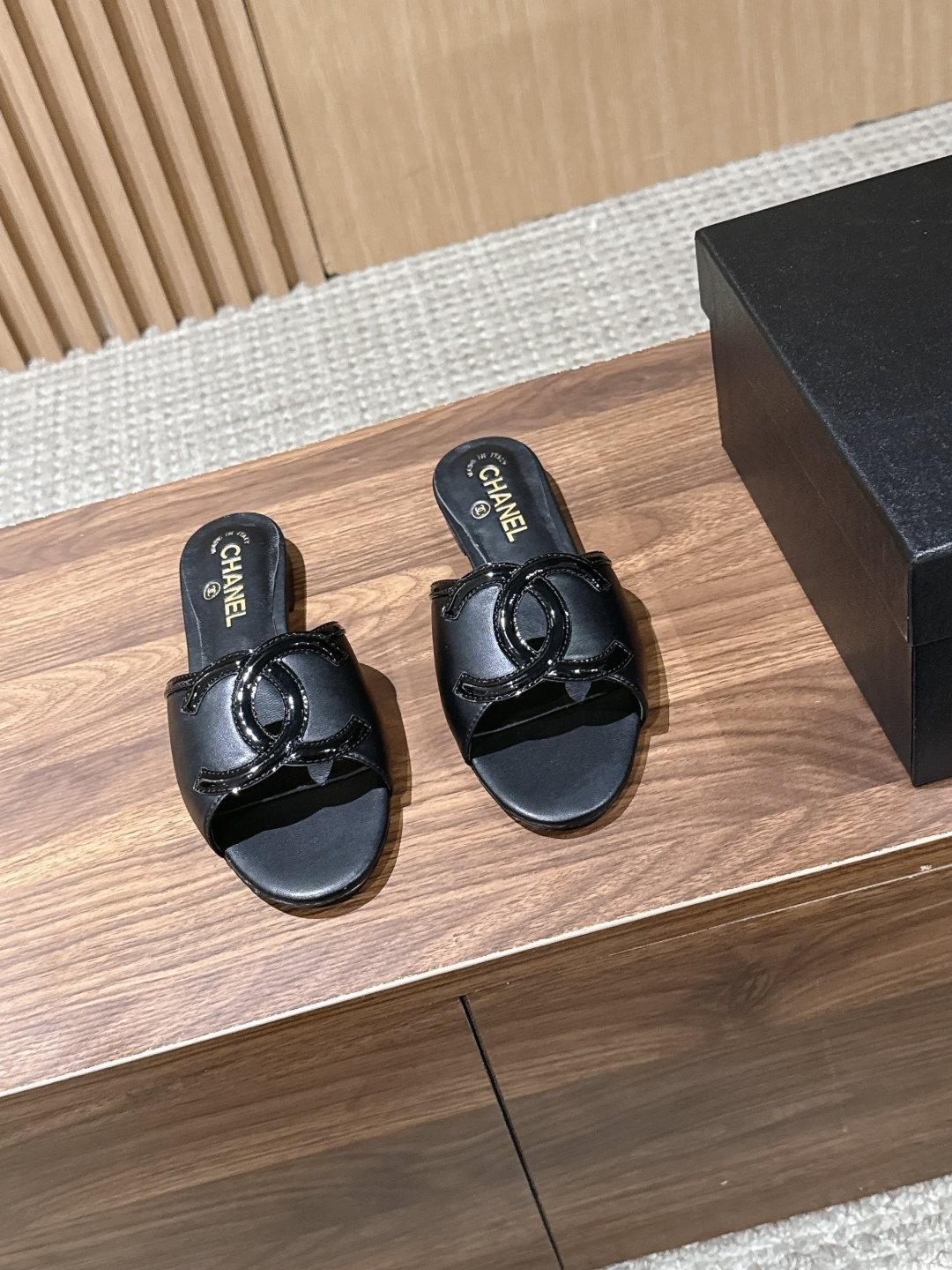 NO:815366,CHANEL Chanel's new low-heeled slippers for early spring put Chanel's elegance underfoot. The iconic double C buckle + stiletto heel design is neat and noble. The delicate leather wraps the feet, making walking stable but not tiring. The white is clean, the black is cool, the milk tea color is gentle, the burgundy is retro, and the light blue is fresh. Whether it is a commuter suit, a skirt or a vacation dress, you can wear it with one click to create an effortless sense of luxury and summer workplace atmosphere, starting with this pair of sandals.  Casual and lazy when going out on the street every day, and exquisite and decent when going on dates. It is a versatile style that can be worn for several years. The more you look at it, the more it tastes. Sheepskin upper, sheepskin lining, genuine leather outsole, size 35-40 (customized for 40, non-refundable), slippers, chanel, chanel, slippers, skirts, business suit, sheepskin, Leather soles19860909CHANEL 香奈儿早春新款低跟拖鞋 把香奈儿的优雅踩在脚下,标志性双C扣饰+细跟设计,利落又显贵,细腻皮质包裹脚面,走路稳而不累,白的干净、黑的酷飒、奶茶色温柔、酒红复古、浅蓝清新.不管是通勤西装、半身裙还是度假连衣裙,都能一键穿出毫不费力的高级感,夏日职场氛围感,从这双凉拖开始. 日常出街随性慵懒,约会赴宴精致得体,是能穿好几年的百搭款,越看越有味道. 鞋面羊皮 内里羊皮 大底真皮大底 size35-40码（40定制不退换）,拖鞋,chanel,chanel,slippers,skirts,business suit,sheepskin,Leather soles,Women's Shoes