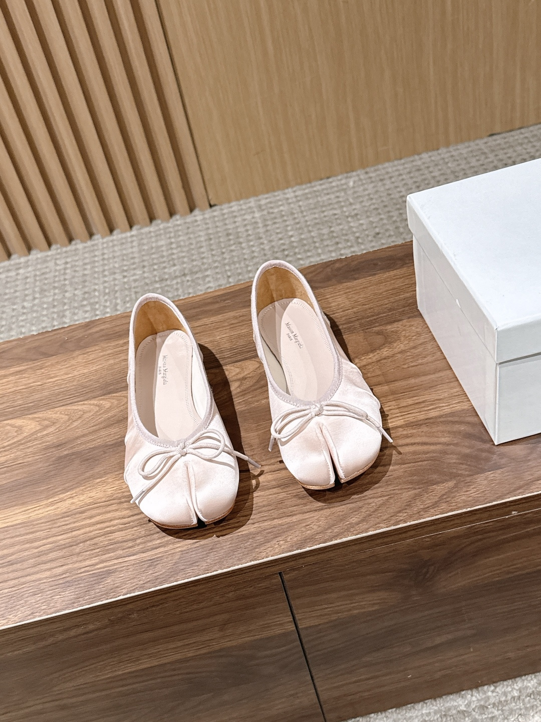 NO:815352,Maison Margiela Margiela pleated split-toe shoes Tabi split-toe ballet strappy shoes  Since Margiela's split-toe shoes were unveiled at the big show, they have firmly ranked among the brand's classic works. This split-toe pig's trotter shoe is the most iconic item. With Vetements and other sports brands replicating it in homage, split-toe shoes have returned to the mainstream in recent years and have become a symbol of fashion people and a trendy person.  As one of the entry-level items in the fashion industry, it can be said that everyone has a pair. The aesthetics need to be impacted. If you don’t like it, you can try it and you will find it really fragrant, because it is really fashionable and comfortable. It is made in three colors, black, white and milk tea, which are also the most versatile colors and full of high-end sense!  They say they have big pig's trotters, but the upper feet are very delicate and pedicured. They are very wrapping. The more you look at this series, the better it looks! Although it is a split-toe design, it does not affect the comfort at all. It is a very creative shoe. It is precisely because of this small design that it makes you the most beautiful woman on that street. The split-toe process is very complicated! It has no lining so that it does not feel foreign when worn. Then it is sewn by sewing. The seams after sewing will be raised and need to be flattened with a hammer.  It is not easy to scratch your toes if it is struck smoothly. The gap between the toes is also very small. It doesn't matter if it is one millimeter more or less. Otherwise, it will be as funny as lobster claws and will tire your feet when worn. The small lace embellishment on the toe box also adds a touch of charm to the whole shoe.  The legs are rough and delicate, like a ballet dancer's shoes, gentle and wild, with a freshness. We are already a brand new upgraded version of the second generation of Tabi. The upper is made of imported vegetable tanned sheepskin, which is more flexible and textured than the first generation cowhide.  , the skin texture is clear and full, and it also won’t get folded. Our second generation Tabi has improved the shoe collar and adopts a reverse hemming method.  The shoe mouth is more stylish and comfortable, and the lining is made of water-dyed cowhide. People who have worn more expensive shoes should know that water-dyed cowhide is very sweat-absorbent and breathable. If you drop a drop of water and try it, you will know that it is very sweat-absorbent. Half of the outsole is 3 mm genuine leather.  Half 3mm rubber heels are time-consuming and labor-intensive. It’s not that big manufacturers can’t make this kind of detail. In short, these shoes are either salty or sweet. In terms of matching, this style is also very informal. Whether it’s pants or skirts, it can be held perfectly!  If you like it, hurry up and get it~ Upper: Vegetable-tanned sheepskin material, water-dyed calfskin lining, genuine leather outsole [Note★ Don’t step on the ground when trying it on!  】 Size35-39 (40 is custom-made and cannot be returned or exchanged), split-toe shoes, masion margiela, skirts, cowhide, sheepskin, Leather soles19860909Maison Margiela 马吉拉皱褶分趾鞋 Tabi分趾芭蕾舞绑带单鞋 马吉拉的分趾款鞋在大秀上亮相以来,稳居品牌经典作品行业列,该款分趾猪蹄鞋最具标志性的单品,随着Vetements还有其他运动品牌的复刻敬意,这几年分趾鞋又重归主流成为潮人的标志,也是潮人作为时尚界的入门单品之一,可以说是人手一双.审美是需要冲击的,不喜欢的可以尝试入手会觉得真香款,因为它真的太时髦舒适了,总共做了三个颜色,黑.白.奶茶色,也是最百搭的颜色,满满的高级感！都说它是大猪蹄子,可是上脚却是十分的秀气修脚,包裹性非常强,越看越好看系列!虽然是分趾是设计,可是丝毫不影响舒适感的一款鞋子,非常有创意,恰恰是因为这个小小的设计,让你成为那条街最靓的女.分趾位的工艺非常复杂!它没有内里是为了穿着毫无异物感然后车缝起来,车缝好的合缝处会凸起还需要用锤平机来敲打平顺才不易刮脚趾.趾缝的缝隙度也是极为将就,多一毫米或者少一毫米都不行,不然就像龙虾钳一样搞笑,穿着也会累脚.鞋头的系绳小点缀也给整鞋加了鸡腿,从粗狂中显露细腻,像芭蕾舞者的舞蹈鞋似的小温柔,狂野中带着小清新.我们已经是全新升级版Tabi二代,鞋面采用进口植鞣羊皮比一代牛皮更柔韧有质感 ,皮纹清晰饱满 ,同样也不会起死折印,我们的Tabi二代改进了鞋口 采用反口镶边做法 鞋口更有型更舒服,内里是水染牛皮内里,穿过贵一点的鞋子的人应该就知道水染牛皮里非常吸汗透气,你们滴一滴水下去试试就知道很吸汗了.大底一半3毫米真皮大底加一半3毫米橡胶鞋跟,费时费力费工,不是大厂做不了这种细节.总之这双鞋可盐可甜,搭配方面这个款式也是十分的不讲究,裤子也好,裙子也好,都能完美的hold住！喜欢的赶紧下手吧~ 鞋面: 植鞣羊皮材质 水染小牛皮内里 真皮大底【注意★试穿不要踩地！】 Size35-39（40定做不退换）,分趾鞋,masion margiela,skirts,cowhide,sheepskin,Leather soles,Women's Shoes
