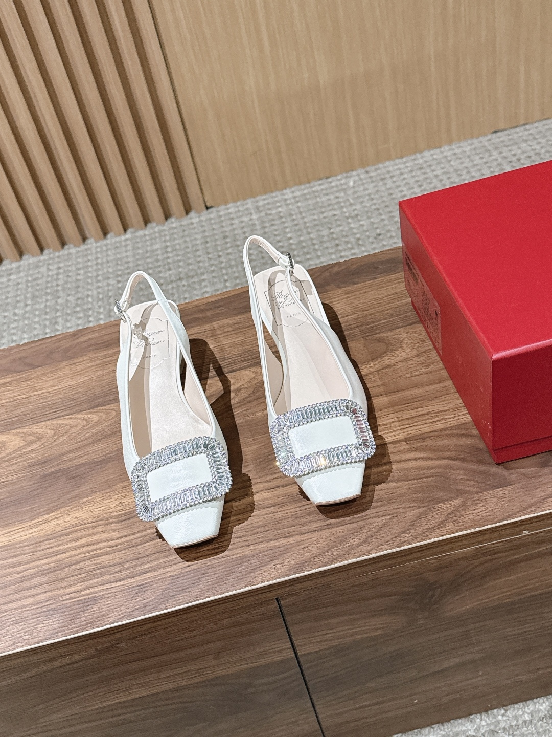 NO:815337,[Made in Dongguan] Roger Vivier Roger Vivier's new diamond buckle thick heel sandals RV new diamond buckle thick heel sandals are handmade from cowhide/silk, embellished with sparkling diamond buckles!  Genuine leather outsole imported from Italy, 4cm high heel, thick heel, stable and comfortable, exquisite, elegant and comfortable, easily adding a lively and cheerful summer style to your outfit!  Original cowhide/silk upper, lining: lambskin, outsole: Italian leather outsole, size 35/36/37/38/39, sandals, roger vivor, sandals, cowhide, sheepskin, real silk, Leather soles19860909【莞产】Roger Vivier 罗杰维维亚新款钻扣粗跟凉鞋 Rv新款钻扣粗跟凉鞋以牛皮/真丝手工制成,点缀闪钻饰扣！意大利进口真皮大底,4cm跟高,粗跟平稳舒适,精致优雅又舒适,轻松为装束增添活泼欢快的夏日风格！ 鞋面原版牛皮/真丝 内里:小羊皮 大底:意大利真皮大底 尺码35/36/37/38/39,凉鞋单鞋,roger vivier,sandals,cowhide,sheepskin,real silk,Leather soles,Women's Shoes