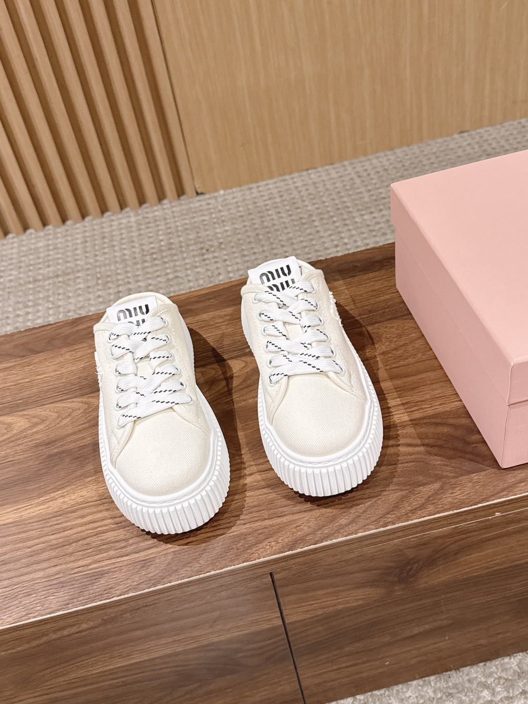 NO:818552,Purchasing agent Miu Miu Miu Miu's new platform thick-soled casual white shoes canvas shoes Baotou half-slip biscuit shoes, full of high-end sense!  A popular model among bloggers at home and abroad, it is retro, fashionable and looks great on your feet!  The simple grid design, logo decoration on the side of the shoe and the highly recognizable tongue make the foot super sunny and youthful! It has a girly flavor and can make casual shoes so sweet. Only M can do it.  The upper is made of imported high-density canvas, the lining is breathable canvas, the foot pads are made of sheepskin, and the original molded rubber outsole!  Sole thickness: about 4.5cm Size: 35-40 (40 is custom-made and non-returnable), casual shoes/sports shoes, miumiu, sneakers, skirts, shorts, sheepskin19860909代购级 Miu Miu 缪缪新款松糕厚底休闲小白鞋帆布鞋 包头半拖饼干鞋 高级感十足！国内外博主刷爆的一款, 复古又时髦上脚美炸了！ 简约的格板设计,鞋侧logo装饰和极具辨识度的鞋舌,上脚超级阳光青春! 少女味一足,能把休闲鞋打造的如此甜美,只有M才能做到了,上脚气场一足,随意搭配,长裙,短裙,短裤,休闲系列都能穿出与众不同的风格,减龄效果非常明显,高贵气质百搭型！ 鞋面采用进口高密度帆布,内里透气帆布,垫脚羊皮 原版开模橡胶大底！ 底厚:约4.5cm 码数:35-40（40定做不退换）,休闲鞋/运动鞋,miumiu,sneakers,skirts,shorts,sheepskin,Women's Shoes