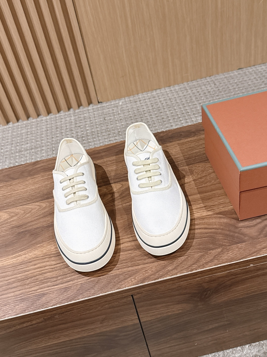 NO:819707,Loro Piana LP Nantucket Walk couple size sneakers, old money style retro lace-up canvas shoes, leather moral training shoes, versatile casual shoes  The timeless design of the shoe exudes the calmness of a classic nautical style, making it ideal for a relaxed and casual look. Crafted from fine yet tough cotton-blend raw canvas, the texture is light and breathable. The attention-grabbing details include tonal topstitching, vintage silver eyelets, and two pairs of cotton laces, one to match the color of the sole and the other to match the color of the upper, allowing you to switch between them for a variety of styling options. Customized canvas upper  Original molded TPU rubber outsole, custom size for women 35-40/41, customization for men 40-45/46, casual shoes/sports shoes, loro piana, loro piana, sneakers19860909Loro Piana 诺悠翩雅 LP Nantucket Walk情侣码运动鞋 老钱风复古系带帆布鞋皮面德训鞋 百搭休闲鞋 鞋采用隽永设计,散发经典航海风格的从容气息,是打造轻松休闲造型的理想之选.采用精致而坚韧的棉质混纺原色帆布匠心打造,质地轻盈透气.考究细节经过精心设计同色系明缝线,复古银色鞋眼,以及两副棉质鞋带一套与鞋底配色相呼应,另一套与鞋面色调一致,可随心切换,演绎多样造型选择. 鞋面定制帆布 鞋底原版开模TPU橡胶大底 码数女35-40/41订制 男40-45/46订制,休闲鞋/运动鞋,loro piana,loro piana,sneakers,Women's Shoes