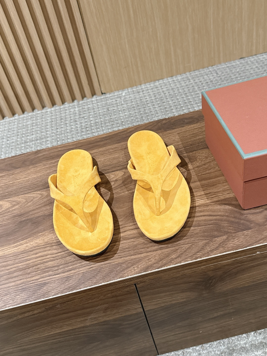 NO:819695,Loro Piana's new spring and summer British flip-flop sandals. It turns out that this is the flip-flop sandal that is said to be able to walk 20,000 steps without tiring the feet. It captures both the appearance and the feel of the feet. The minimalist design is eye-catching and eye-catching, which is a bonus when wearing. The soft foot feel and texture are outstanding. Don't be too elegant. The foot feel and texture are both good. The key is to make the legs look longer and not tired. The main thing is that it is just right!  Material imported cashmere leather, cashmere leather lining Size#35-41 (40/41 customized, non-refundable and non-exchangeable), split-toe shoes, loro piana, sandals, slippers19860909Loro Piana 诺悠翩雅春夏新款英伦夹脚拖鞋 原来这就是传说走两万步都不会累脚的夹脚凉鞋把颜值和脚感都拿捏住了 上脚一走就会被彻底沦陷～极简的设计吸睛耐看,穿搭加分项呀 软乎乎的脚感质感出众 简直不要太气质,脚感和质感都拿捏,关键是显腿长不累脚,主打的就是一个刚刚好！ 材质进口羊绒皮 内里羊绒皮 Size#35-41（40/41定制不退不换）,分趾鞋,loro piana,sandals,slippers,Women's Shoes