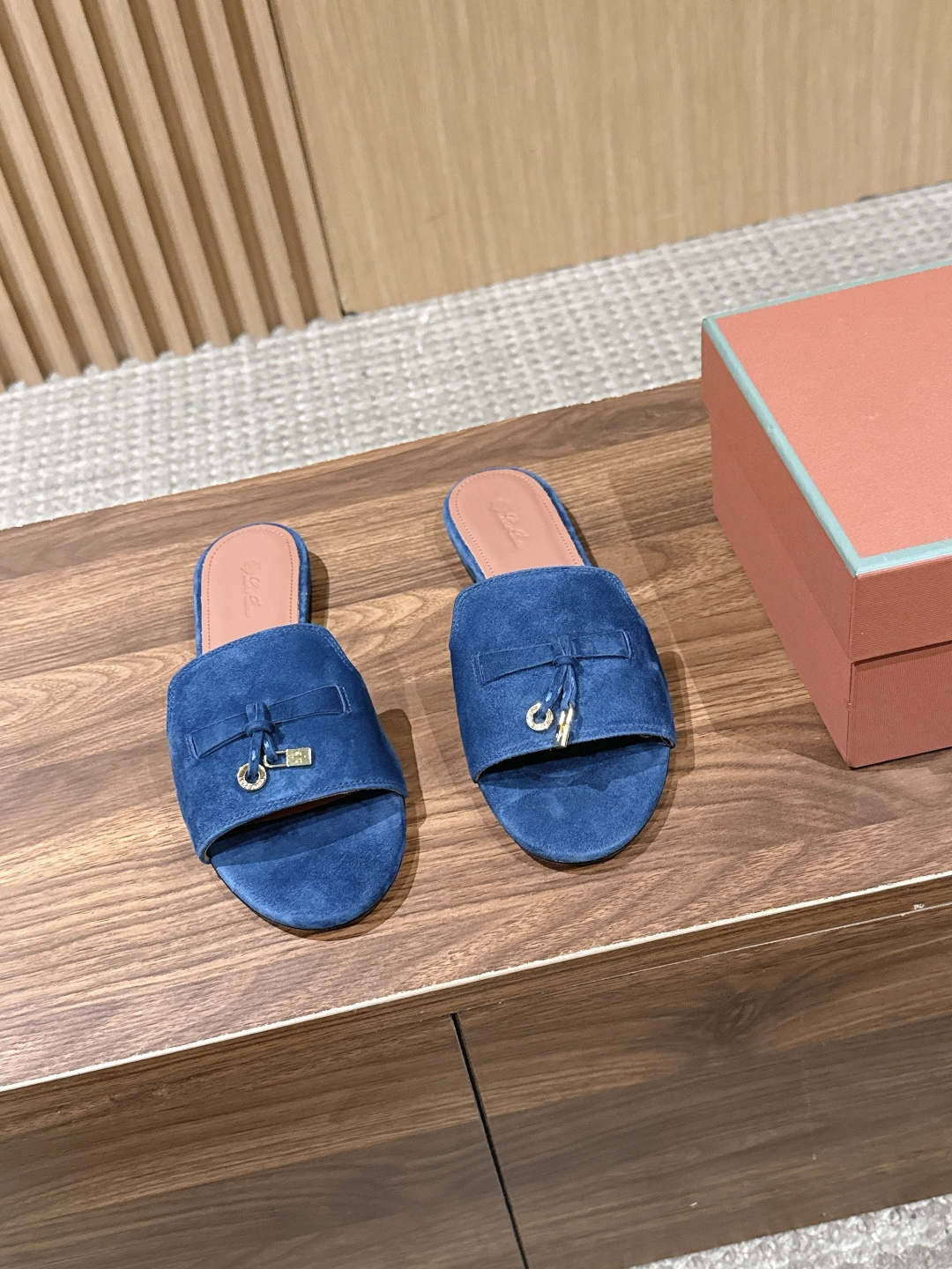 NO:819674,Loro Piana Summer Charms Slipper Loro Piana's new slippers, this suede sheepskin slipper is equipped with a Loro Piana My Charms strap and is edged with same-color stitching. It is exquisite and feminine, suitable for matching urban and holiday attire. The leather is waterproof and stain-proof, slightly padded insole, and the light-colored sole is made of polished leather and decorated with Kummel stripes. LP's styles are all famous in the world and want high quality.  The upper-class people who keep a low profile wear it, which is the legendary endorsement of 'you get what you pay for' and 'three cents of what you pay for'!  Wooden balls: have their own fragrance, are mildew-proof, moisture-proof and insect-proof!  Fabric is custom-made imported suede suede. Lining is custom-made imported suede. Wear strip: imported lambskin. Feet imported suede. Outsole. Exclusive original outsole. Color leather outsole. Hardware. Exclusive original pendant. Size35-40/41. Customized and non-returnable. Slippers, loro piana, loro piana, slippers, sheepskin, Leather soles19860909Loro Piana Summer Charms Slipper 诺悠翩雅新款拖鞋,这款绒面羊皮革拖鞋配有Loro Piana My Charms饰带,并以同色缝线镶边.精致柔美,适合搭配都市和度假装束.皮革经防水防污处理,略微填充的鞋垫,浅色鞋底采用经抛光处理皮革制成,并饰以Kummel色条纹. LP的款式都是世界上有身份且希望高品质 保持低调做派的上层人士穿着,也就是传说中的一分钱一分货、一分钱三分货的代言！ 木球:自带清香 防霉防潮驱虫！ 面料定制进口绒面小山羊皮 内里定制进口小山羊皮革 穿条:进口小羊皮 垫脚进口小山羊皮 大底独家原版大底色系真皮大底 五金独家原版吊坠 Size35-40/41定制不退换,拖鞋,loro piana,loro piana,slippers,sheepskin,Leather soles,Women's Shoes