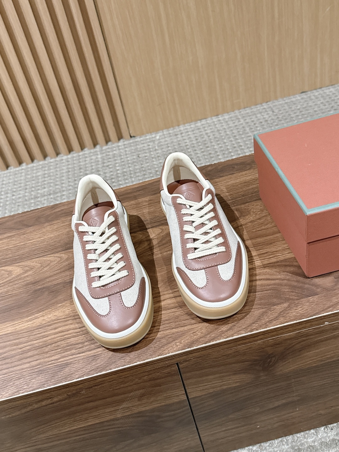 NO:819715,Loro Piana's new color-blocked casual sneakers for spring and summer. This pair of color-blocked casual sneakers is a representative model of low-key texture, with a relaxed and high-end atmosphere. The contrasting color splicing design of the shoe body weakens the monotony without being too ostentatious, and has a retro and soft temperament. Paired with off-white shoelaces and rubber soles, the overall lines are clean and neat, and the fit is super high.  There is no need to choose the scene at all. Pair it with trousers or straight pants when commuting, and you can wear it with a calm and neat texture. Pair it with jeans or casual pants for daily use, and you can easily create a casual and relaxed style, which can be easily held in casual and formal occasions. Upper cowhide/original canvas Lining cowhide TPU outsole size 35-40 (40 customized non-refundable), casual shoes/sports shoes, loro piana, sneakers, jeans, cowhide19860909Loro Piana 诺悠翩雅春夏新款拼色休闲板鞋 这双拼色休闲板鞋,是低调质感的代表款,自带松弛高级的氛围感.鞋身的撞色拼接设计,弱化了单调感,又不会过于张扬,自带复古柔和的气质.搭配米白色鞋带和橡胶鞋底,整体线条干净利落,适配度超高. 搭配上完全不挑场景,通勤时搭配西裤或直筒裤,能穿出沉稳利落的质感；日常搭配牛仔裤或休闲裤,又能轻松打造随性松弛的风格,休闲和正式场合都能轻松hold住. 鞋面牛皮/原帆布 内里牛皮 大底TPU大底 size35-40（40定制不退换）,休闲鞋/运动鞋,loro piana,sneakers,jeans,cowhide,Women's Shoes